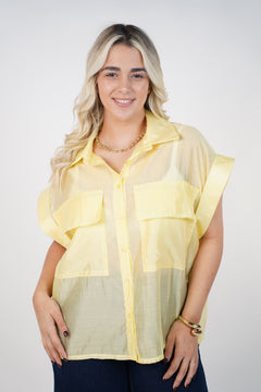 Blusa transparente ligera negra Talira con botones y bolsillos
