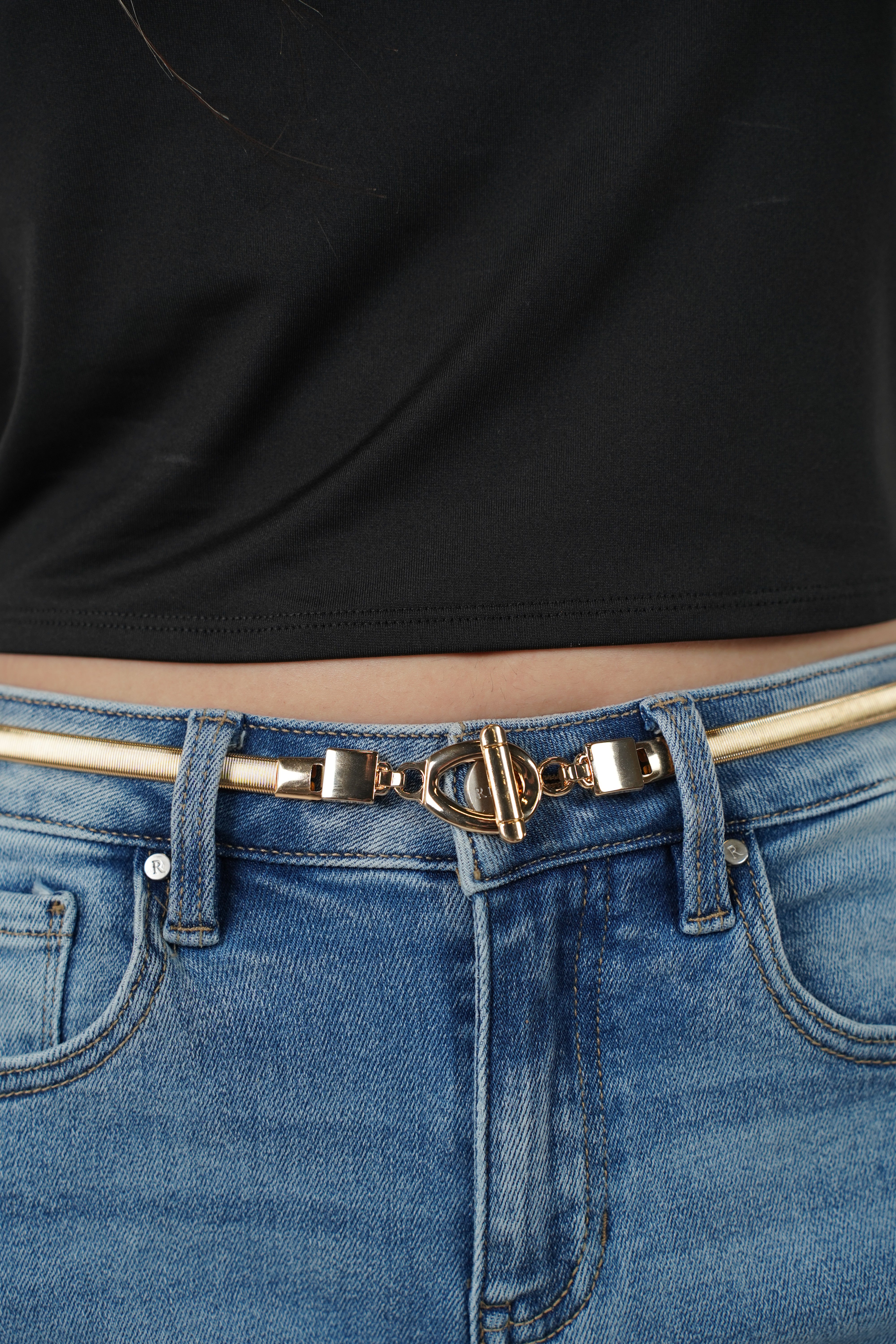 Nialia Elastic Belt – Sleek Gold Accent with Statement Lock Clasp