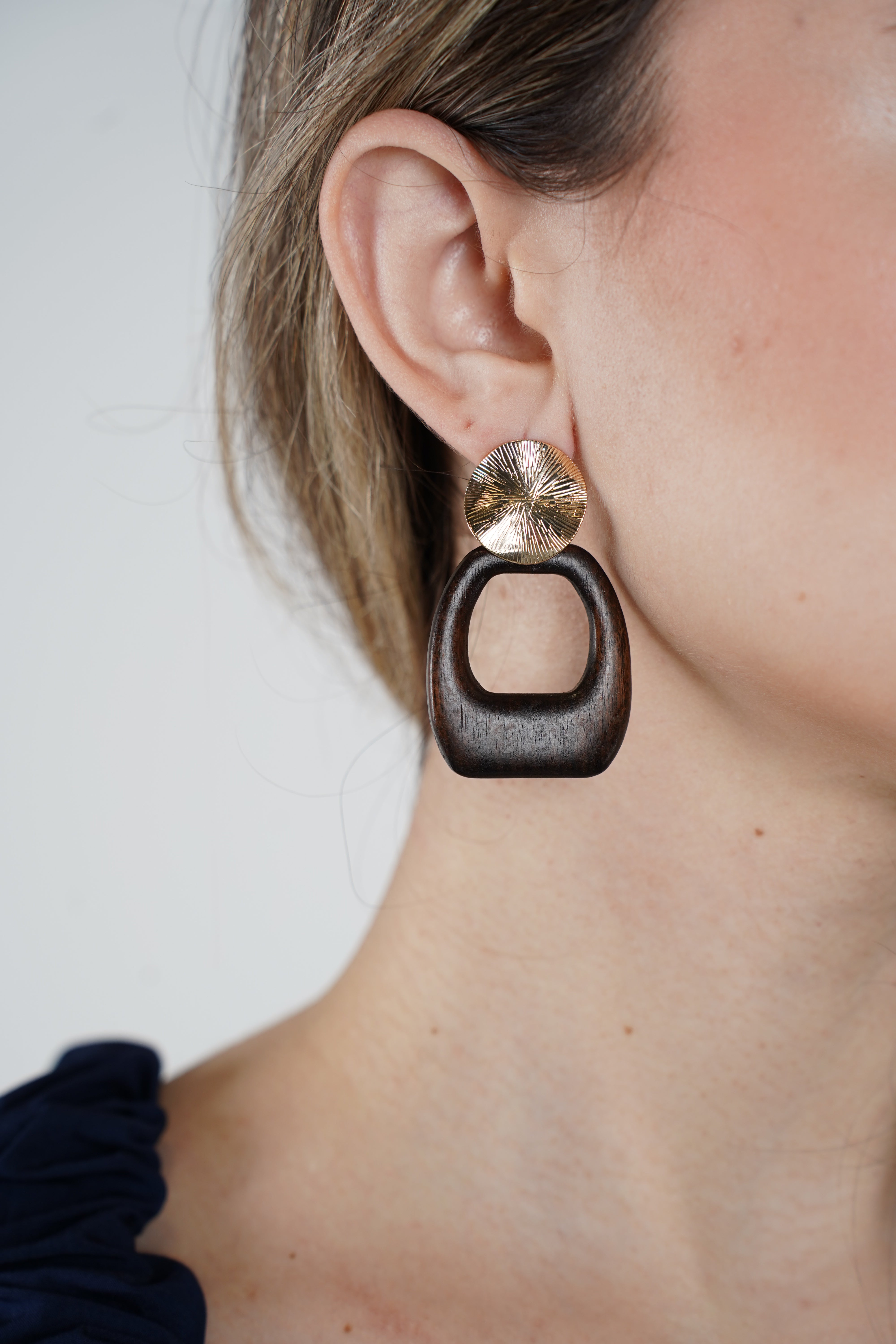 Omelis Wood Earrings – Natural-Inspired Drop Earrings with Modern Detail