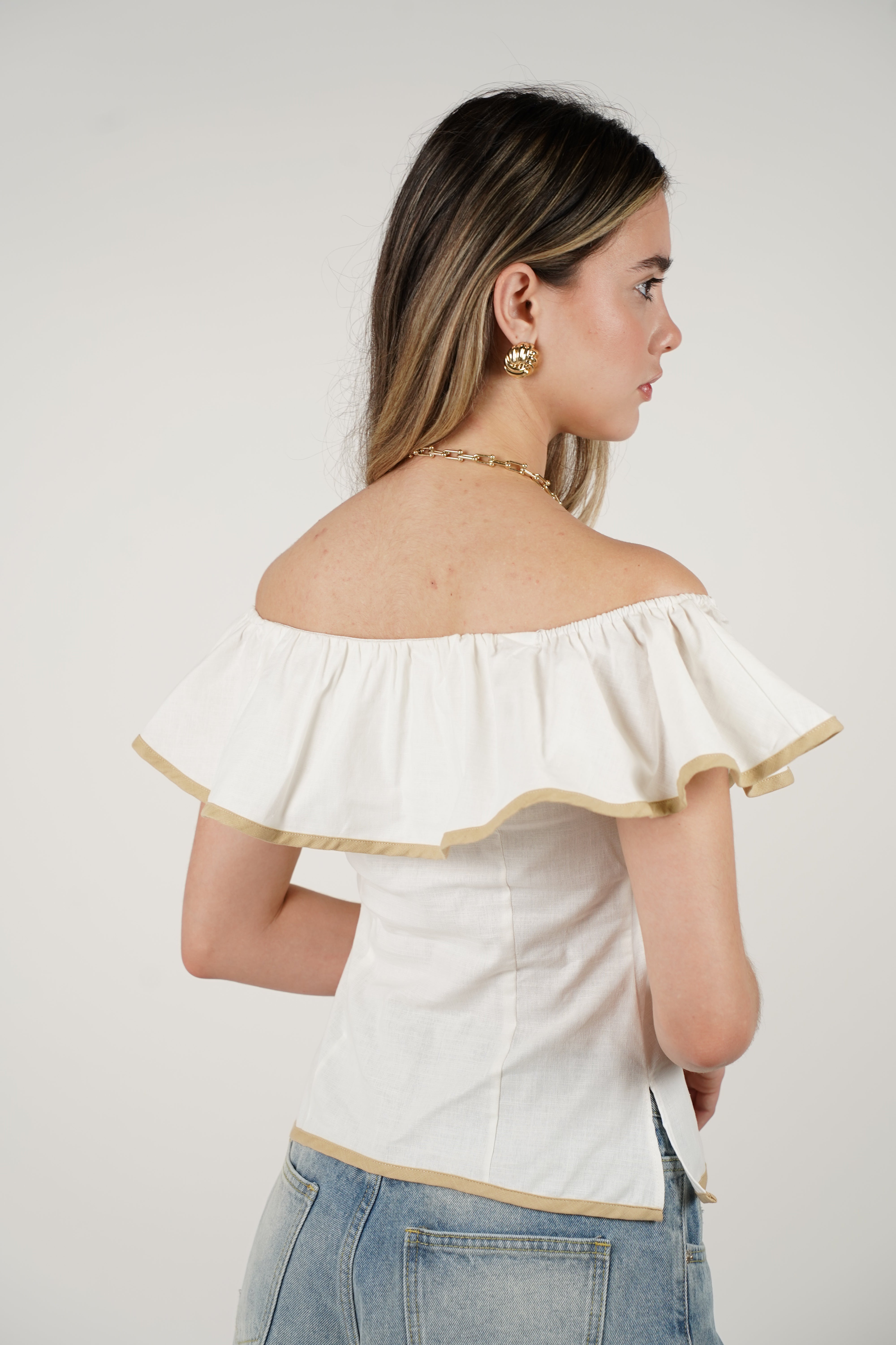 Tareli Yareli Top – Off-Shoulder Ruffle Charm