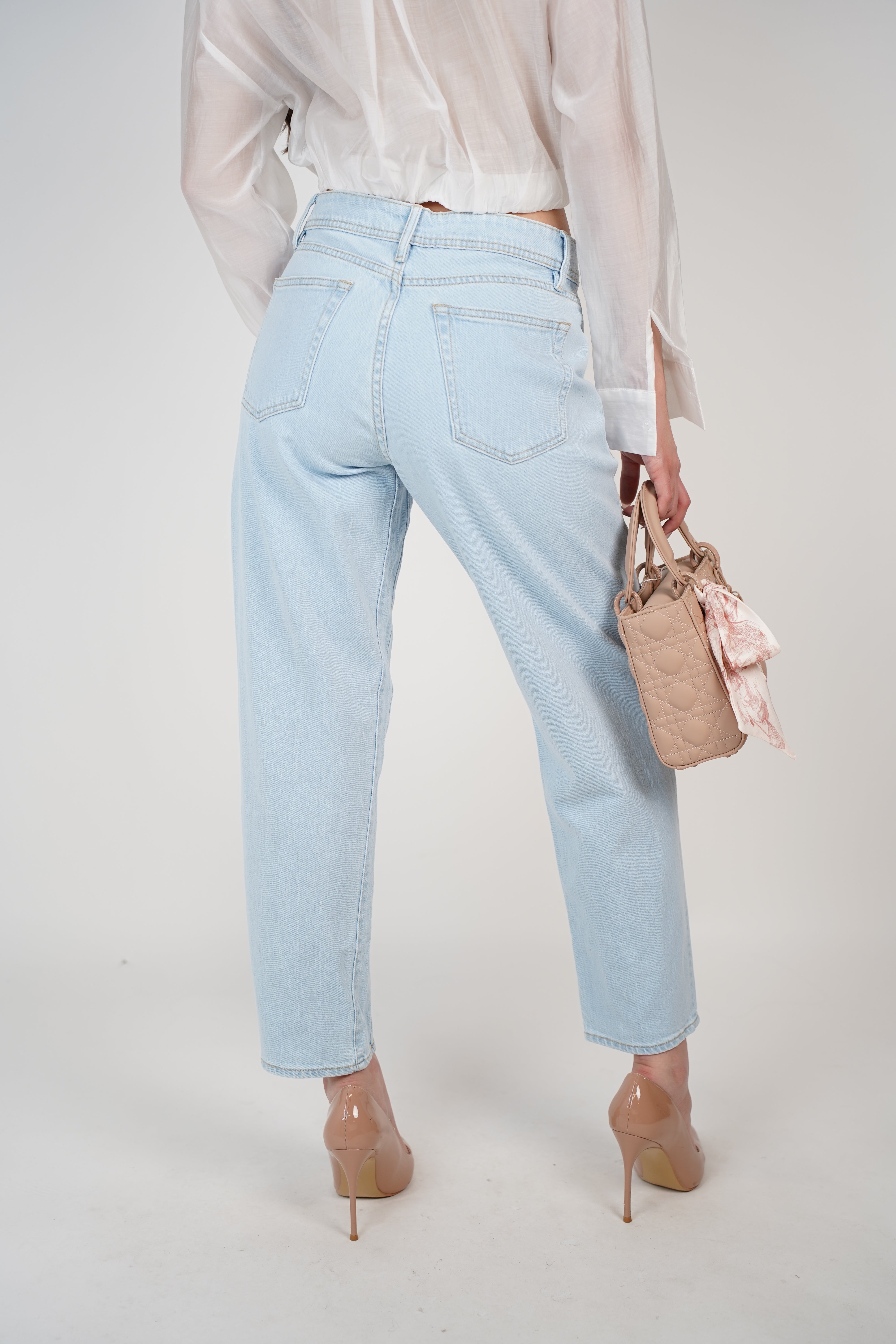 Kilo Barrel Jeans – Clean Shape, Light Wash Edge