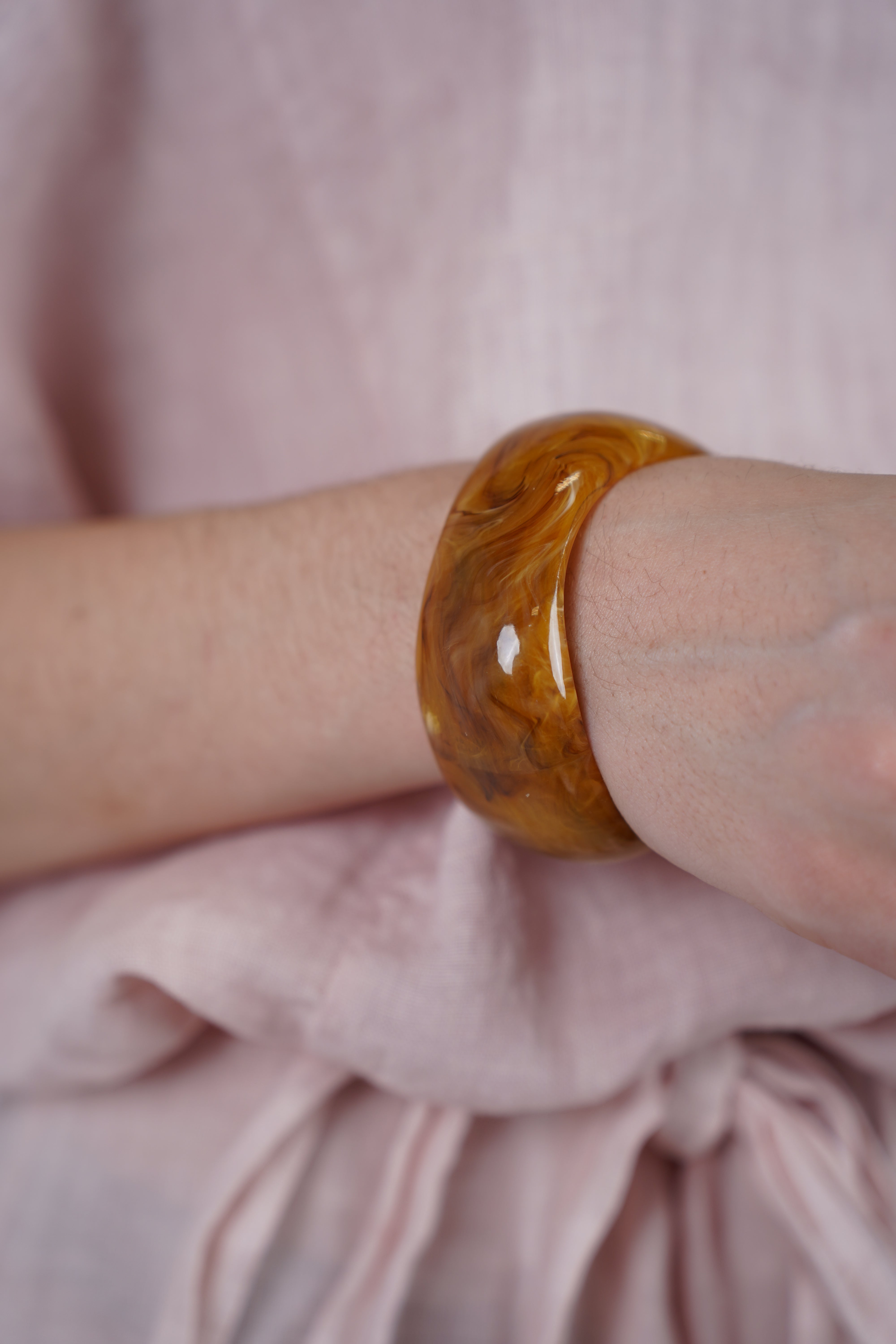 Kirrel Thick Bracelet – Bold Simplicity in a Marbled Finish