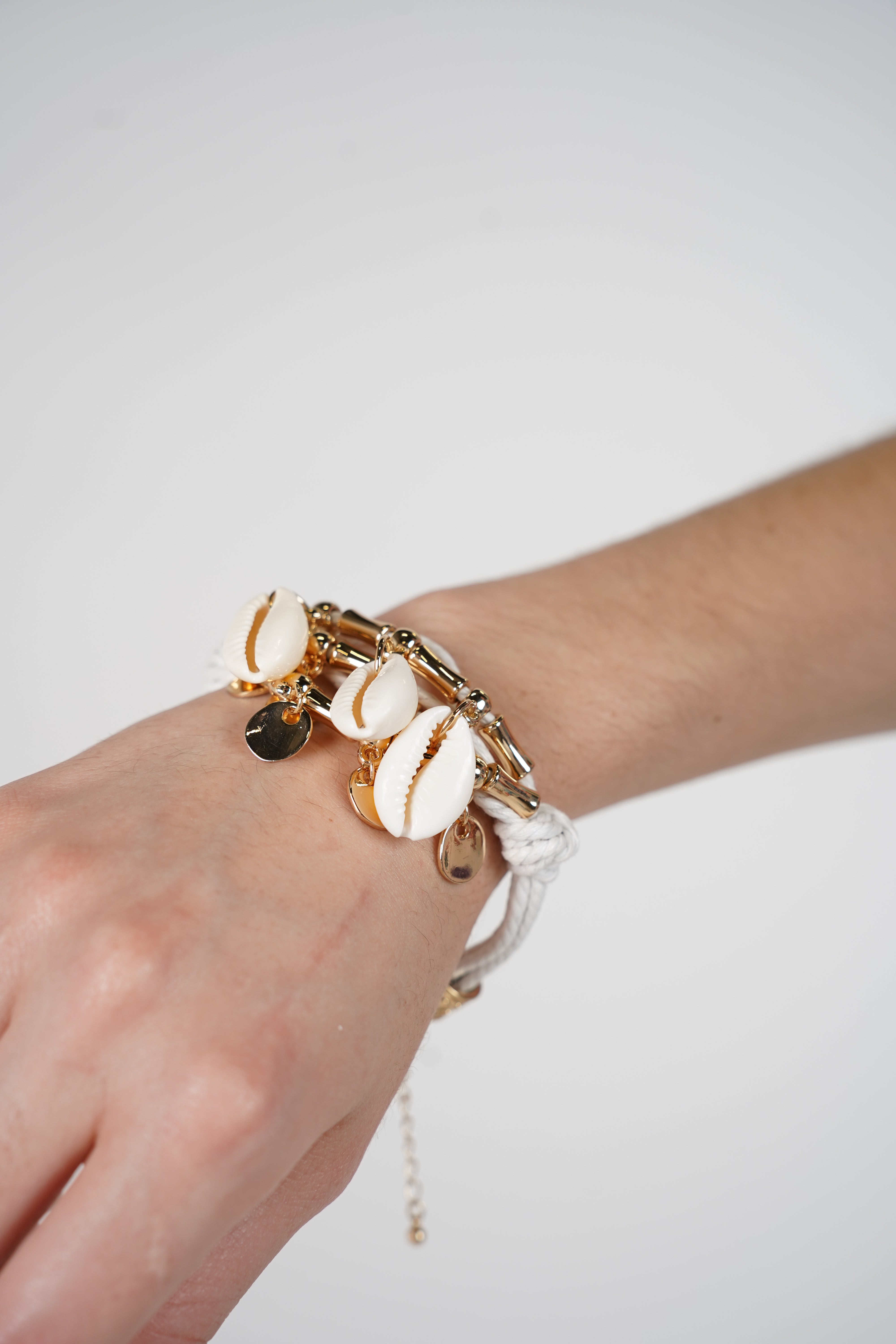 Evale Rope/Shells Bracelet – Coastal Charm with a Modern Twist