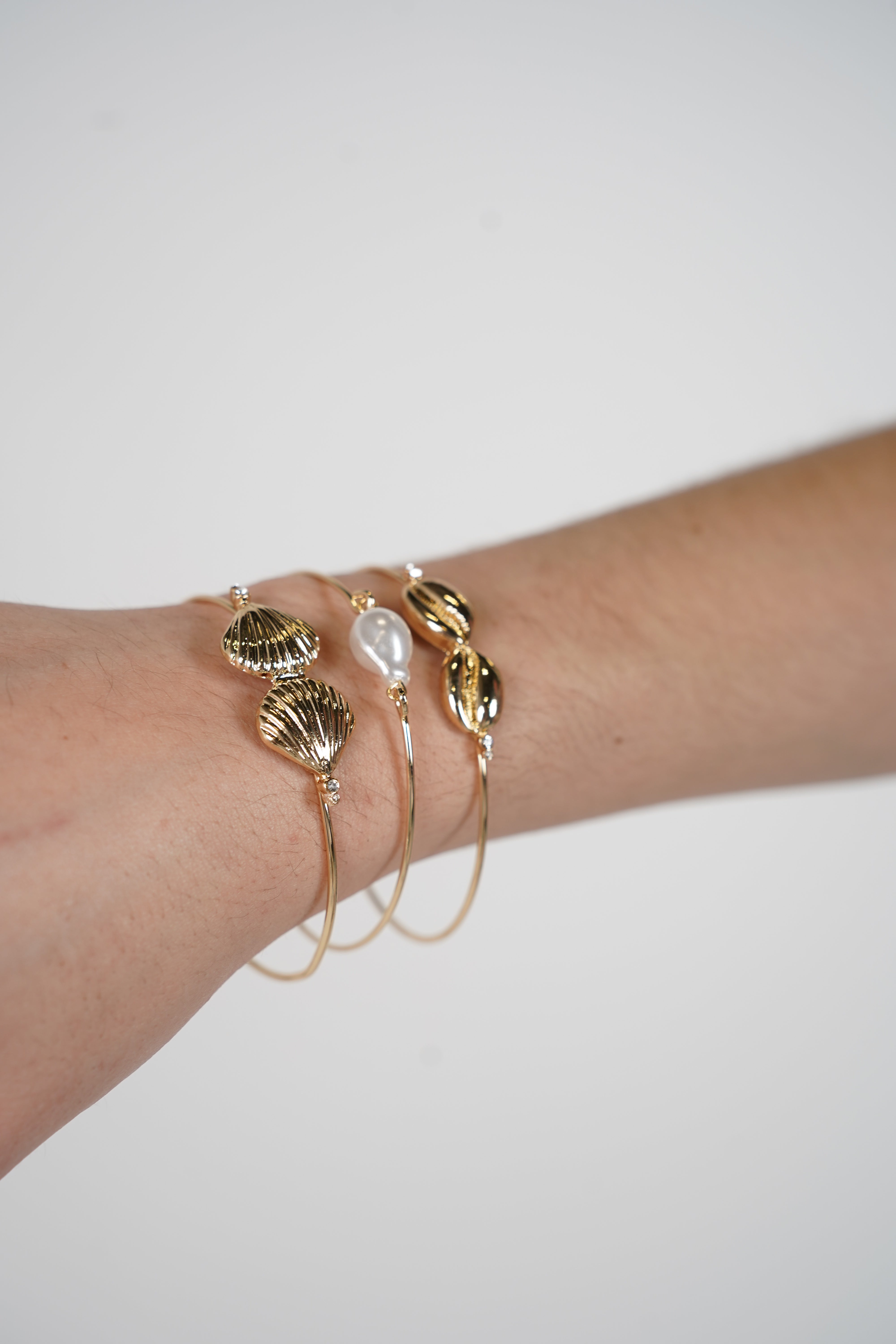 Raleen Shells/Pearls Bracelets – Delicate Coastal-Inspired Set