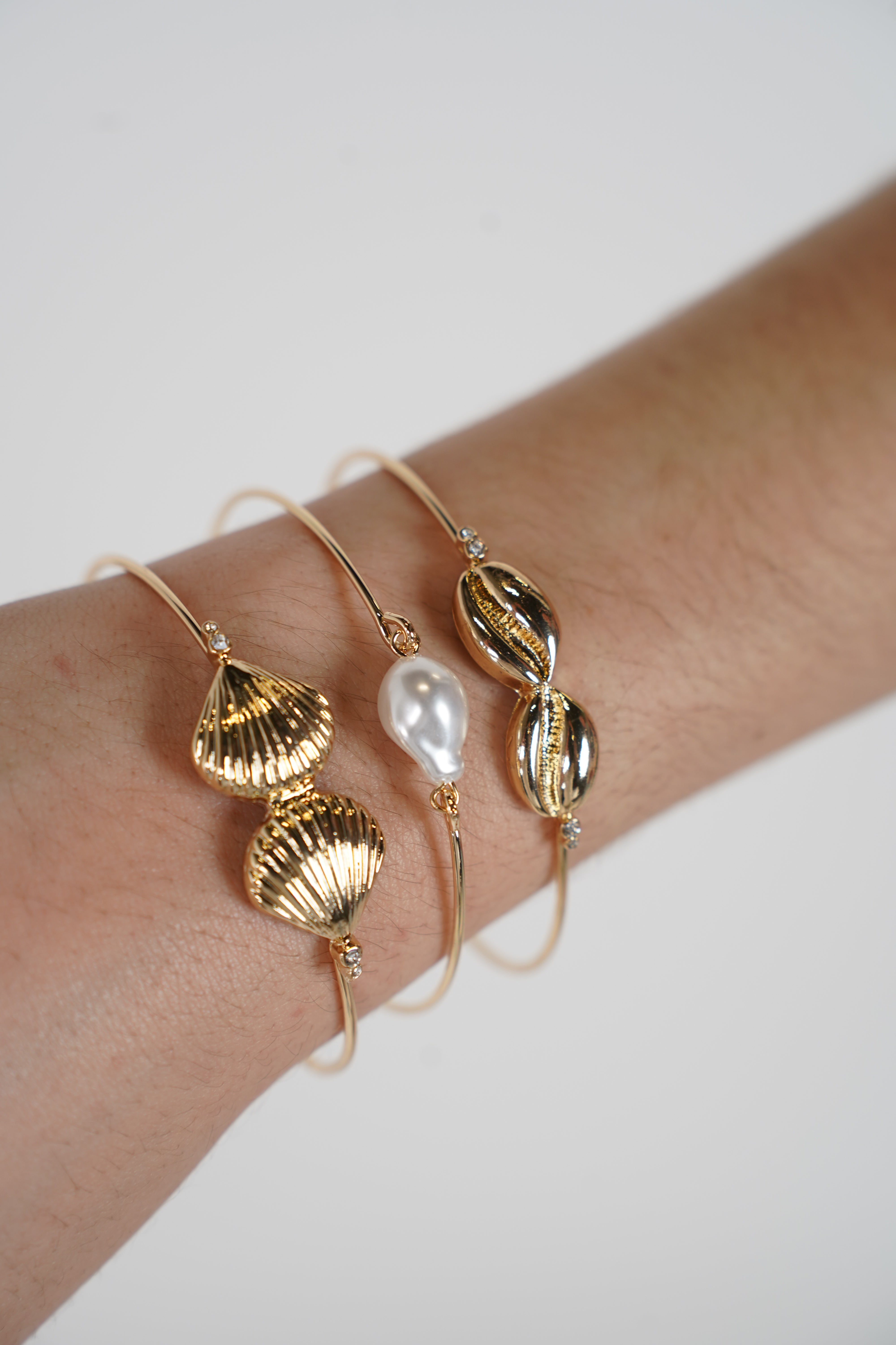 Raleen Shells/Pearls Bracelets – Delicate Coastal-Inspired Set