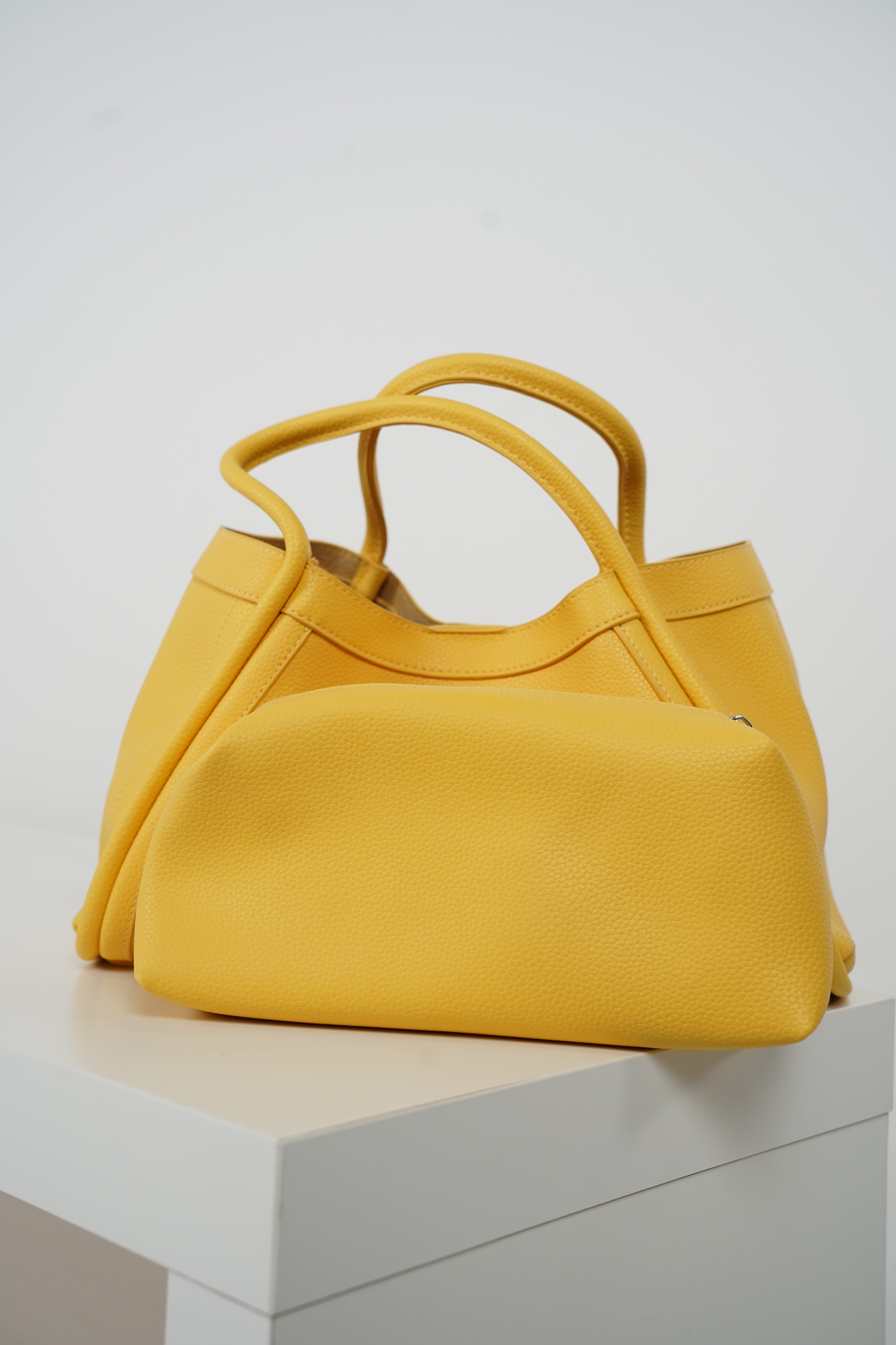 Avelyn Tote Bag – Classic Structured Design for Everyday Elegance