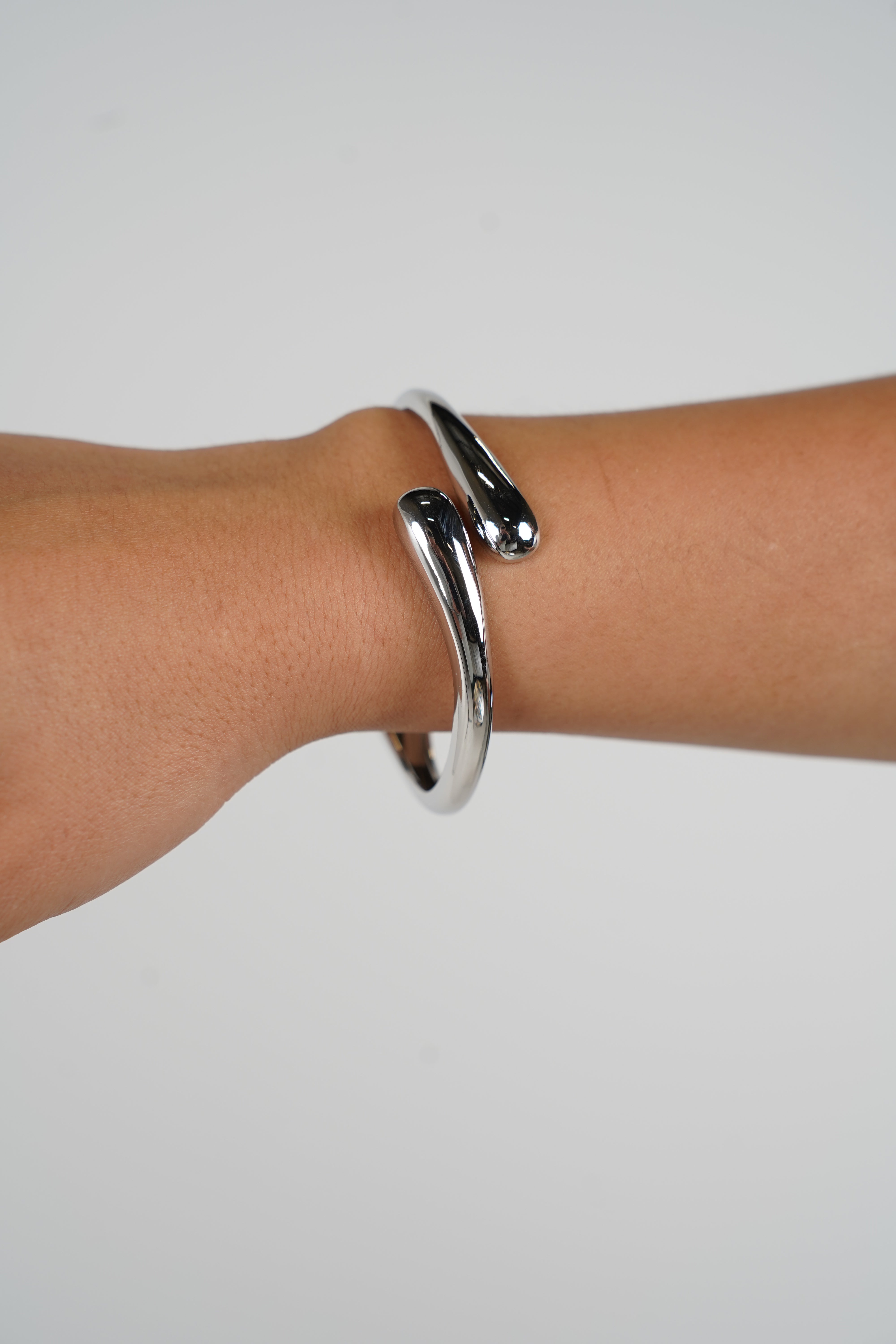 Taliana Thin Bracelet – Sleek Sculptural Wrap in Silver or Gold