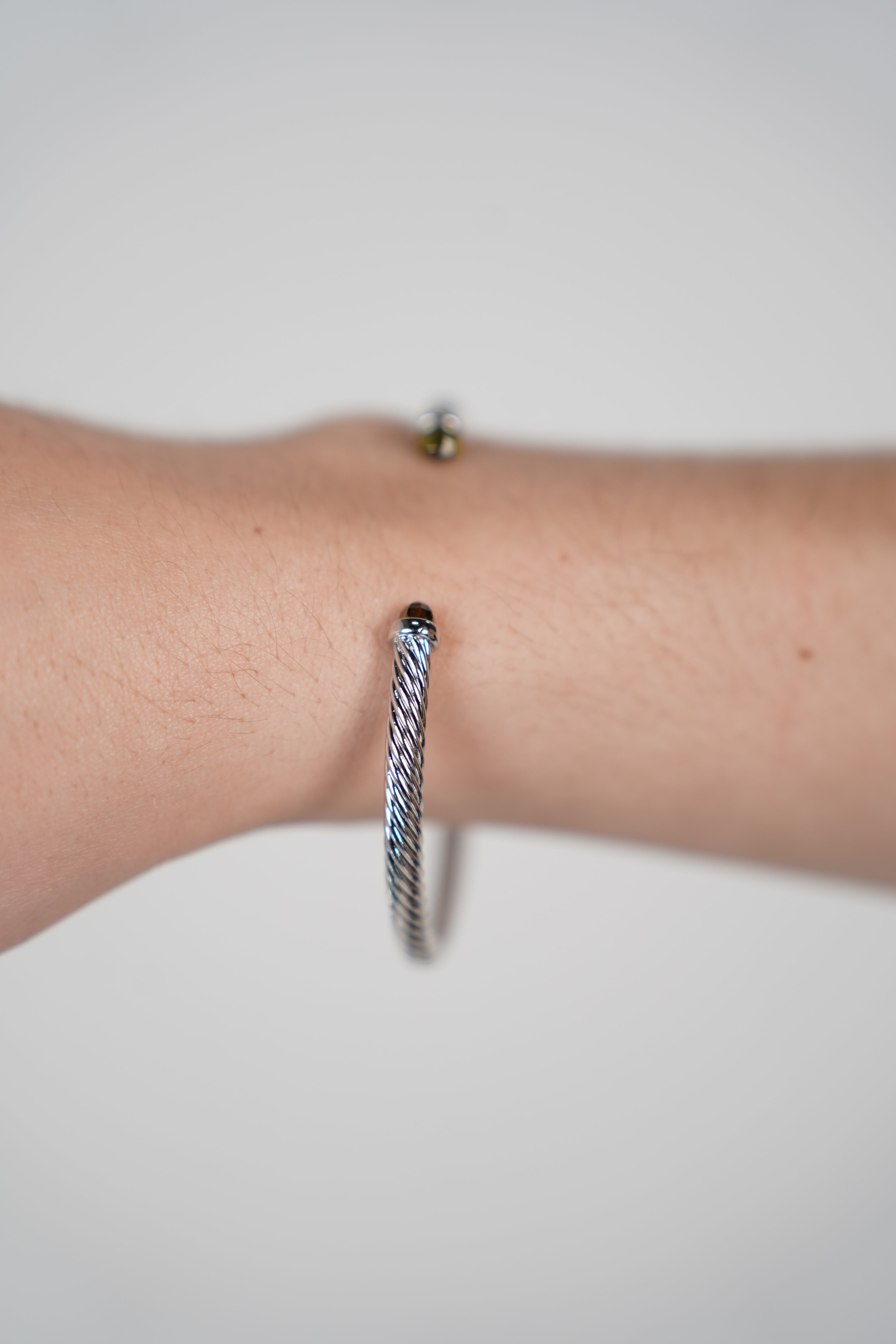 Zino Thin Bracelet – Sleek Twist, Subtle Edge