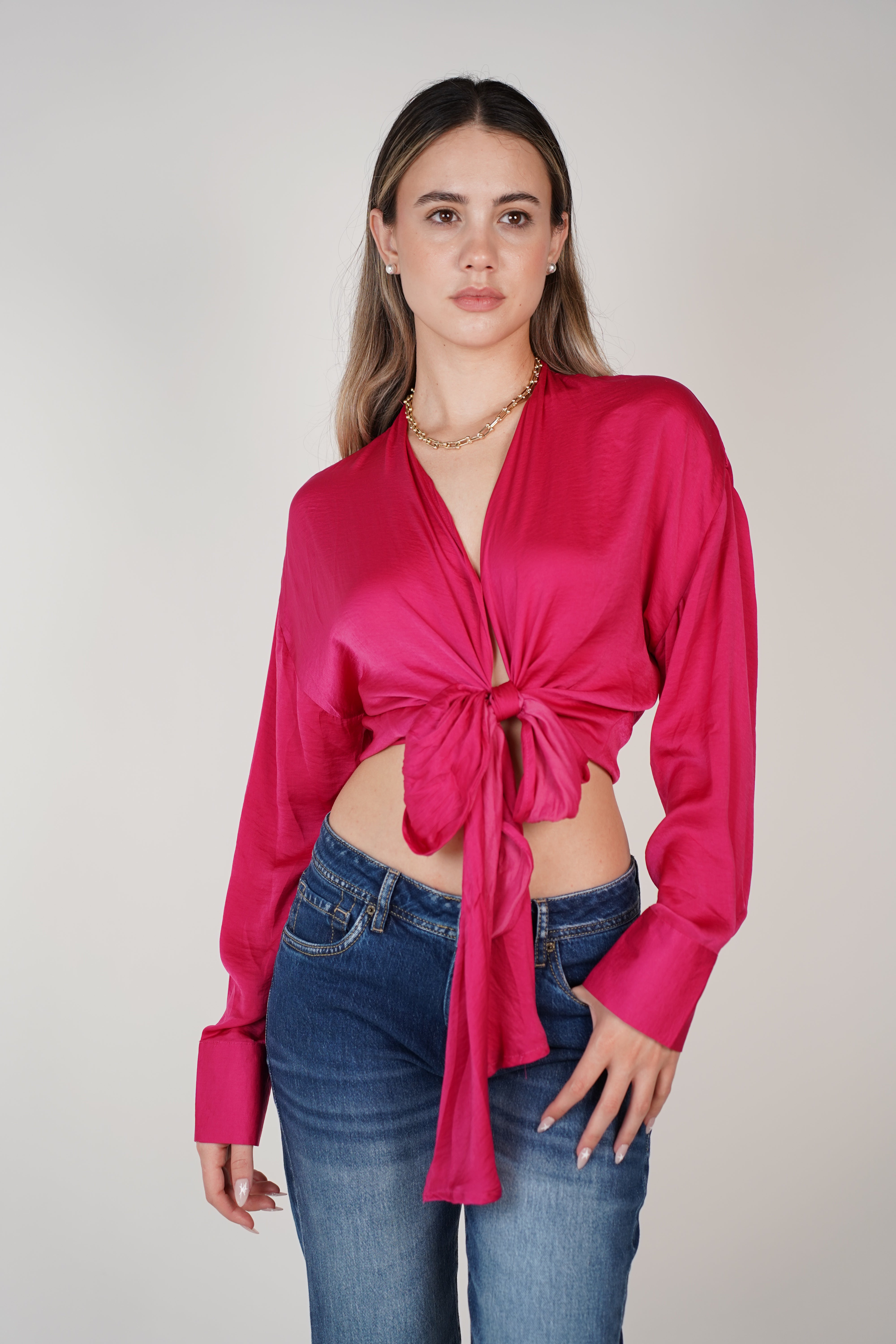 Blusa glamurosa con cuello en V y nudo