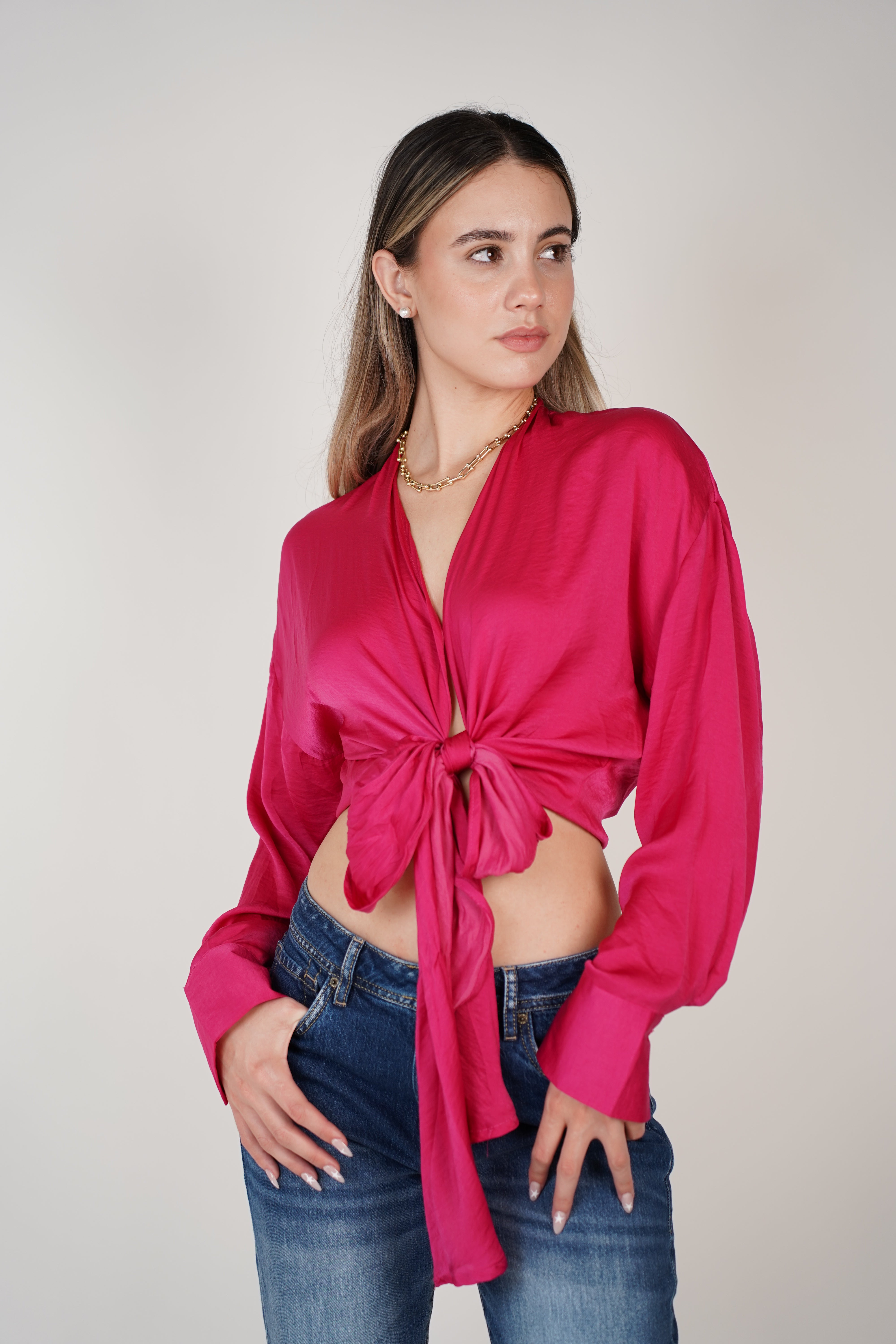 Blusa glamurosa con cuello en V y nudo