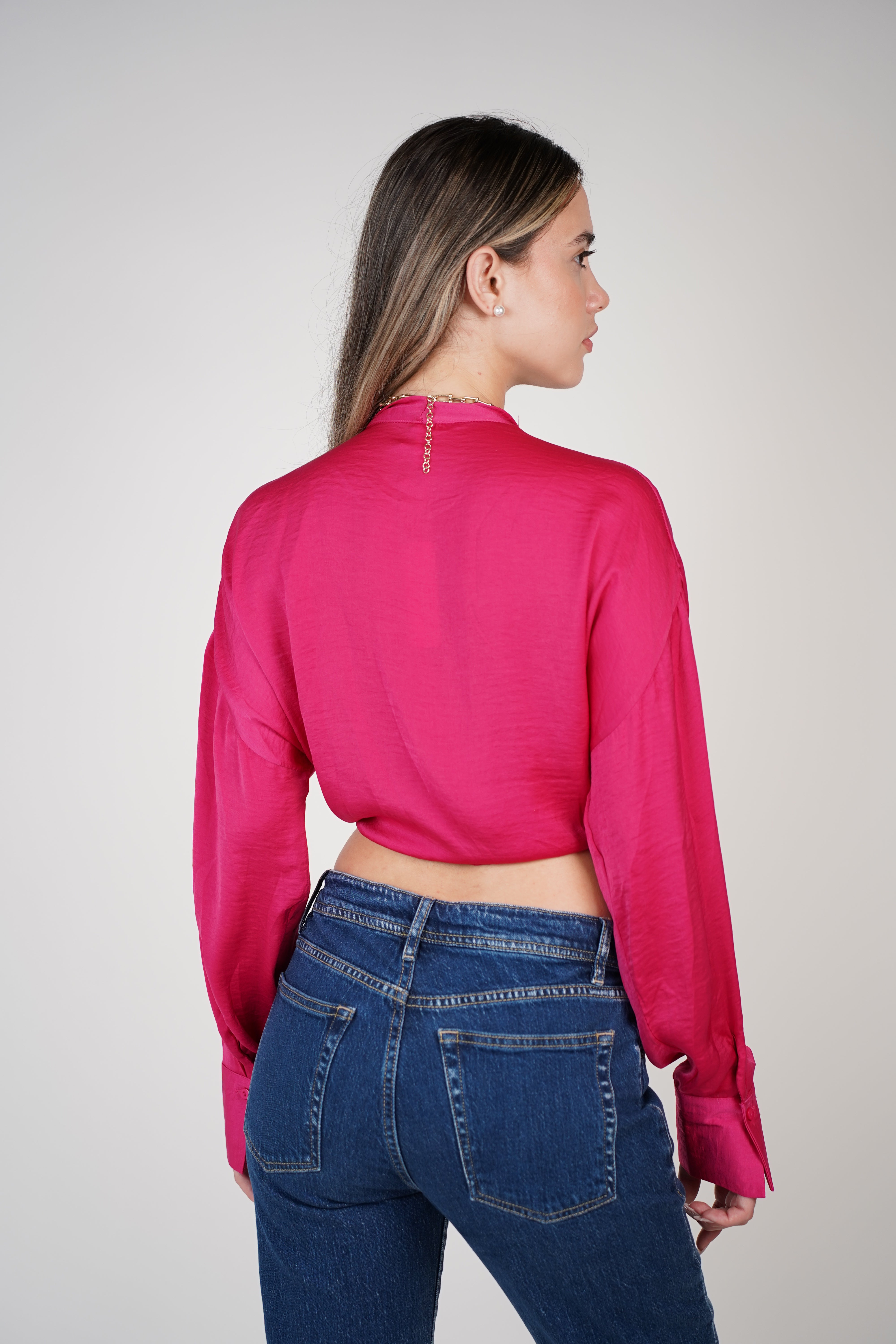 Blusa glamurosa con cuello en V y nudo