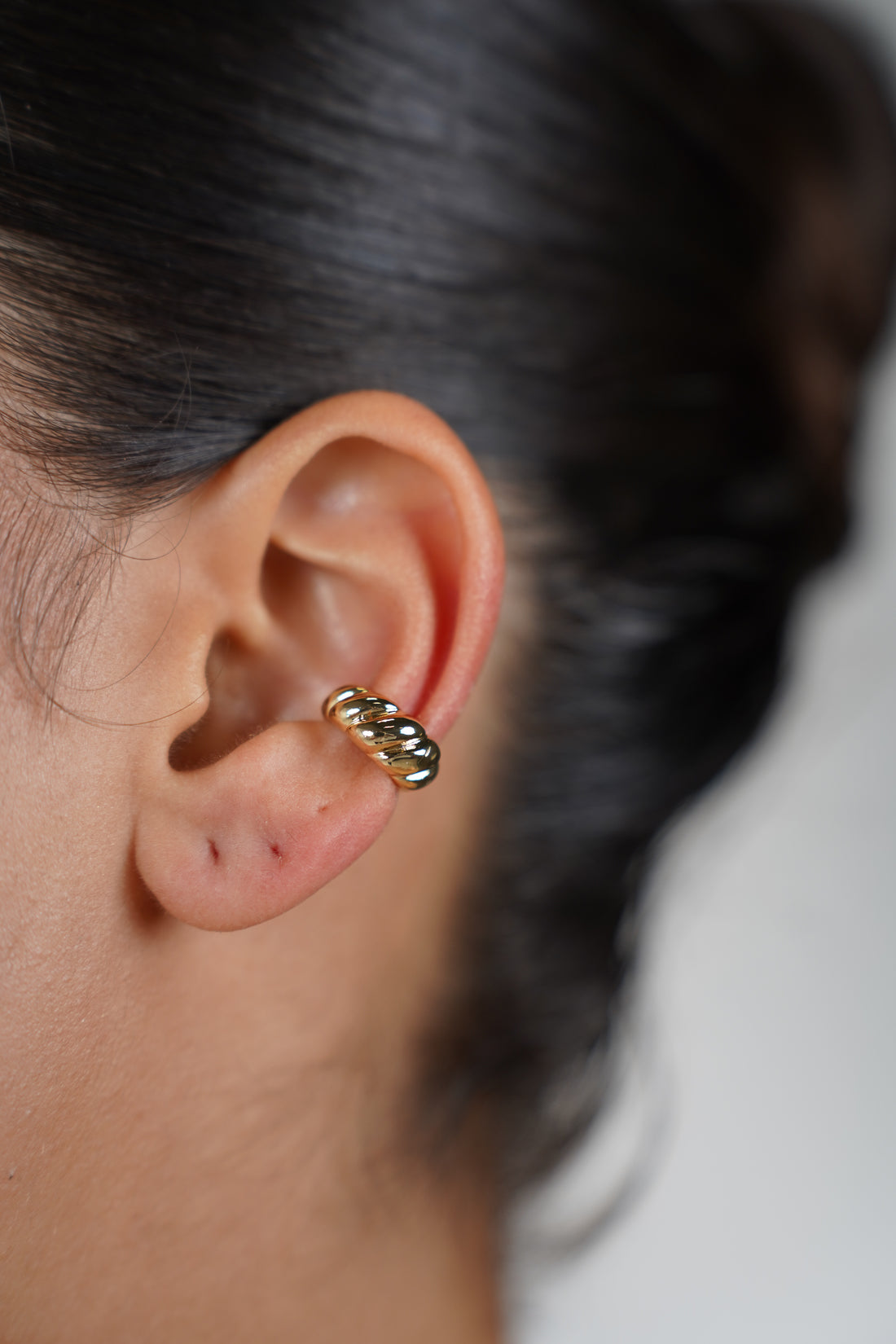 Isla Shelllike Ear Cuff – Textured Gold Statement