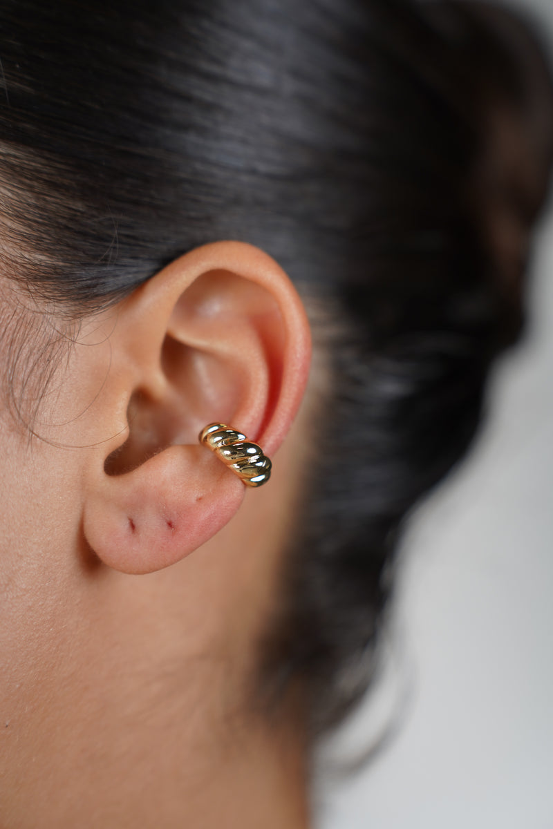 Isla Shelllike Ear Cuff – Textured Gold Statement