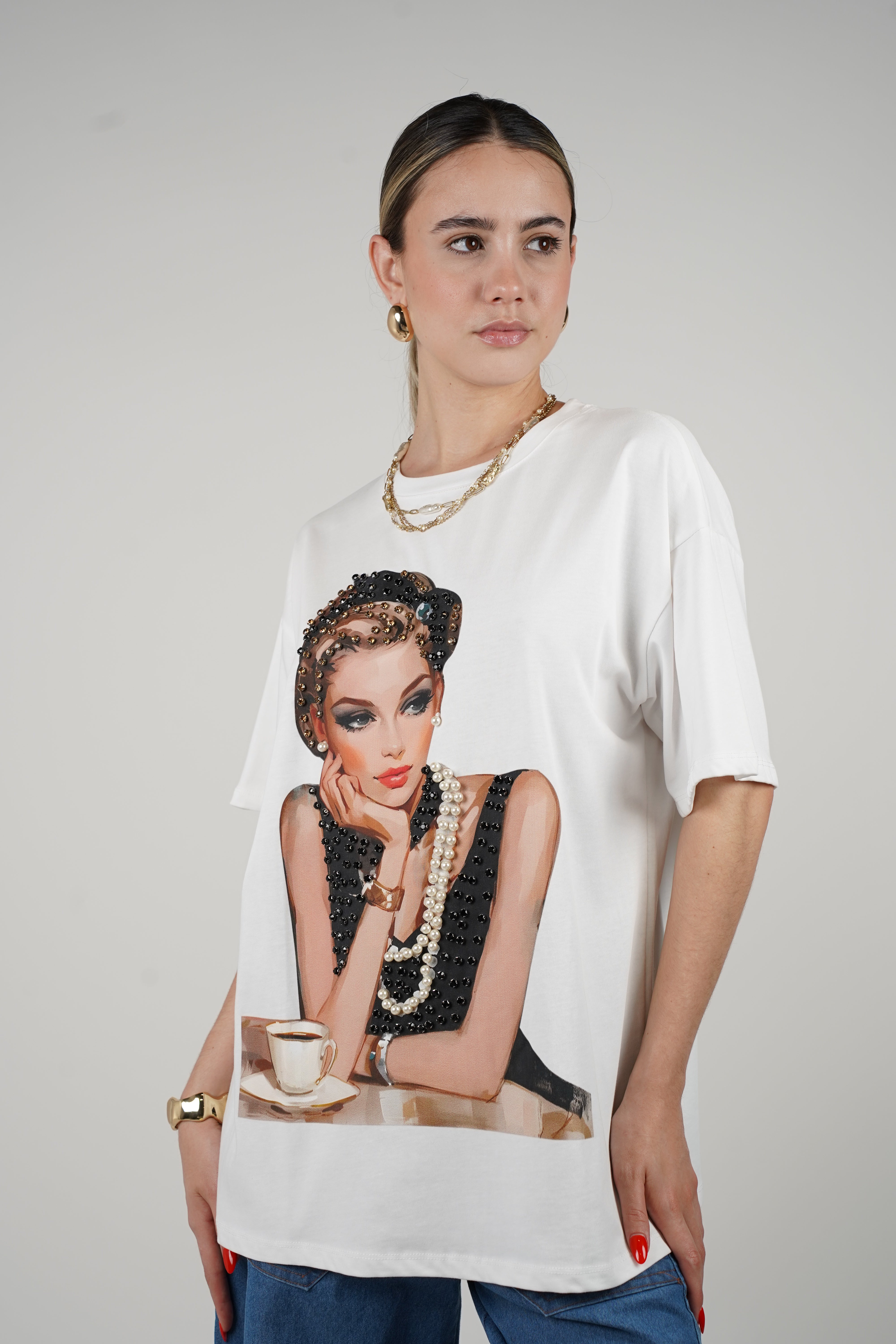 Nela Gatsby Top – Elegant Graphic Tee with Pearl & Bead Embellishments