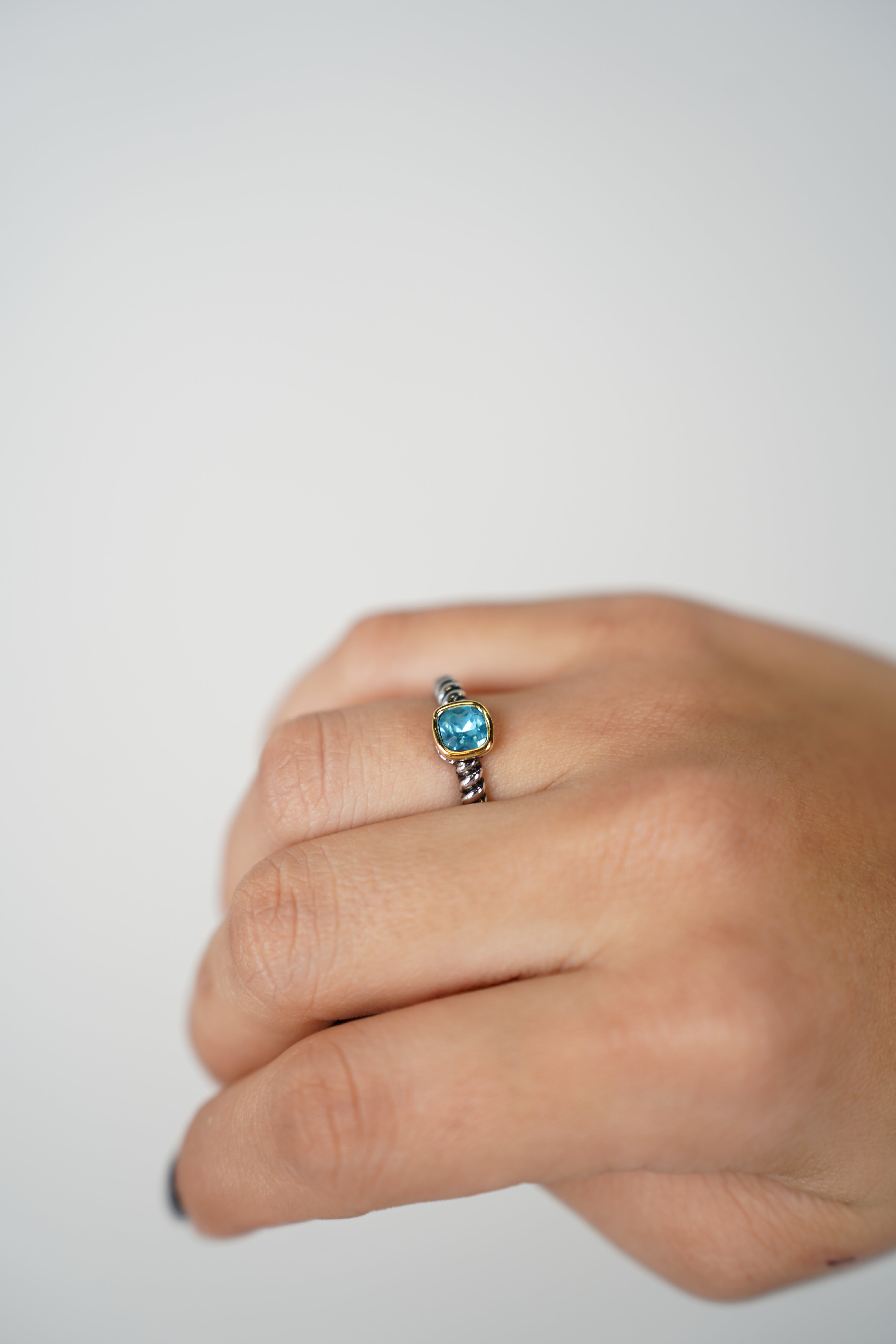 Virae Ring – Timeless Sparkle with Rope Detail