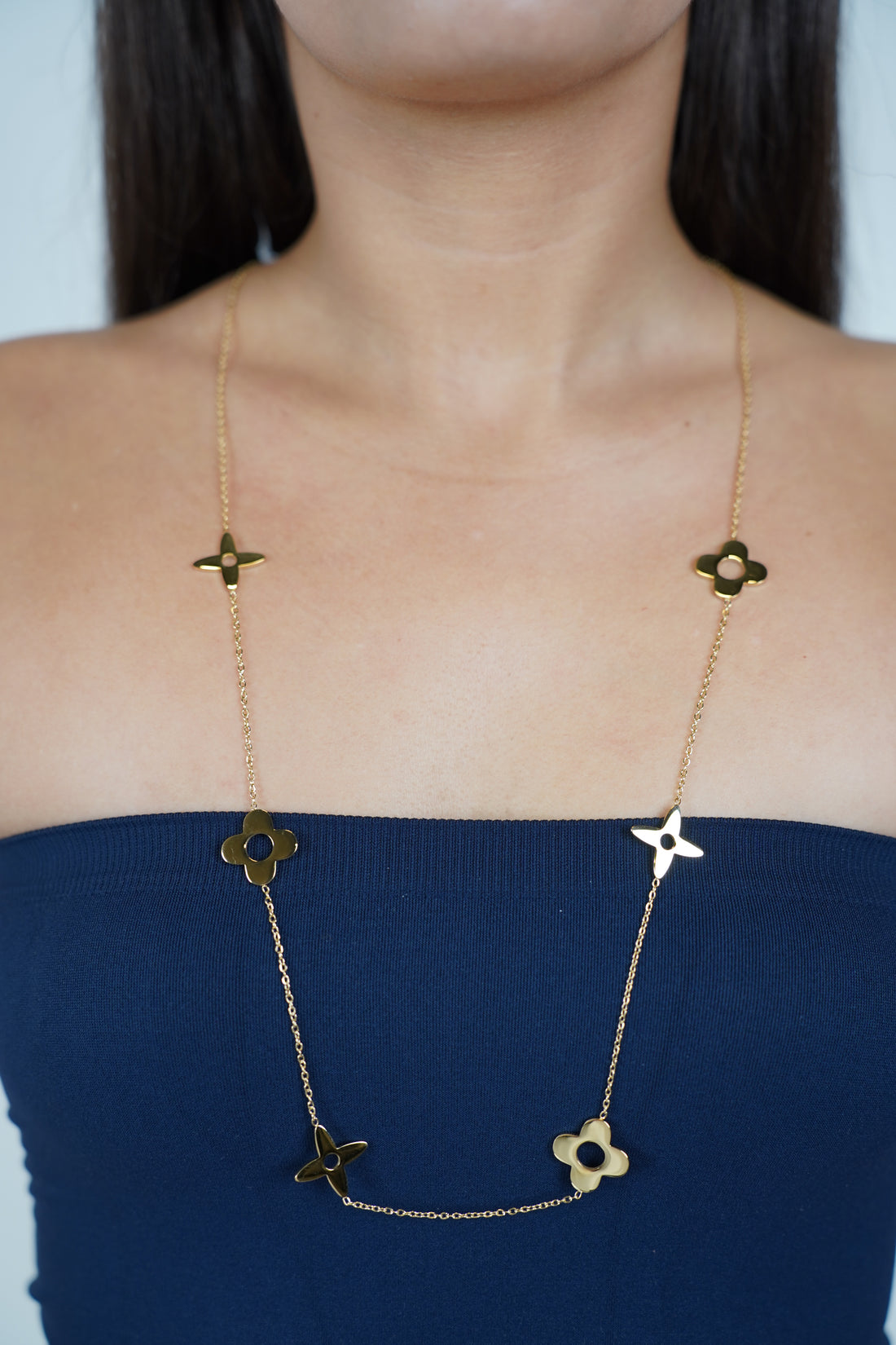 Elina Clovers Necklace – Playful Charm in Polished Gold