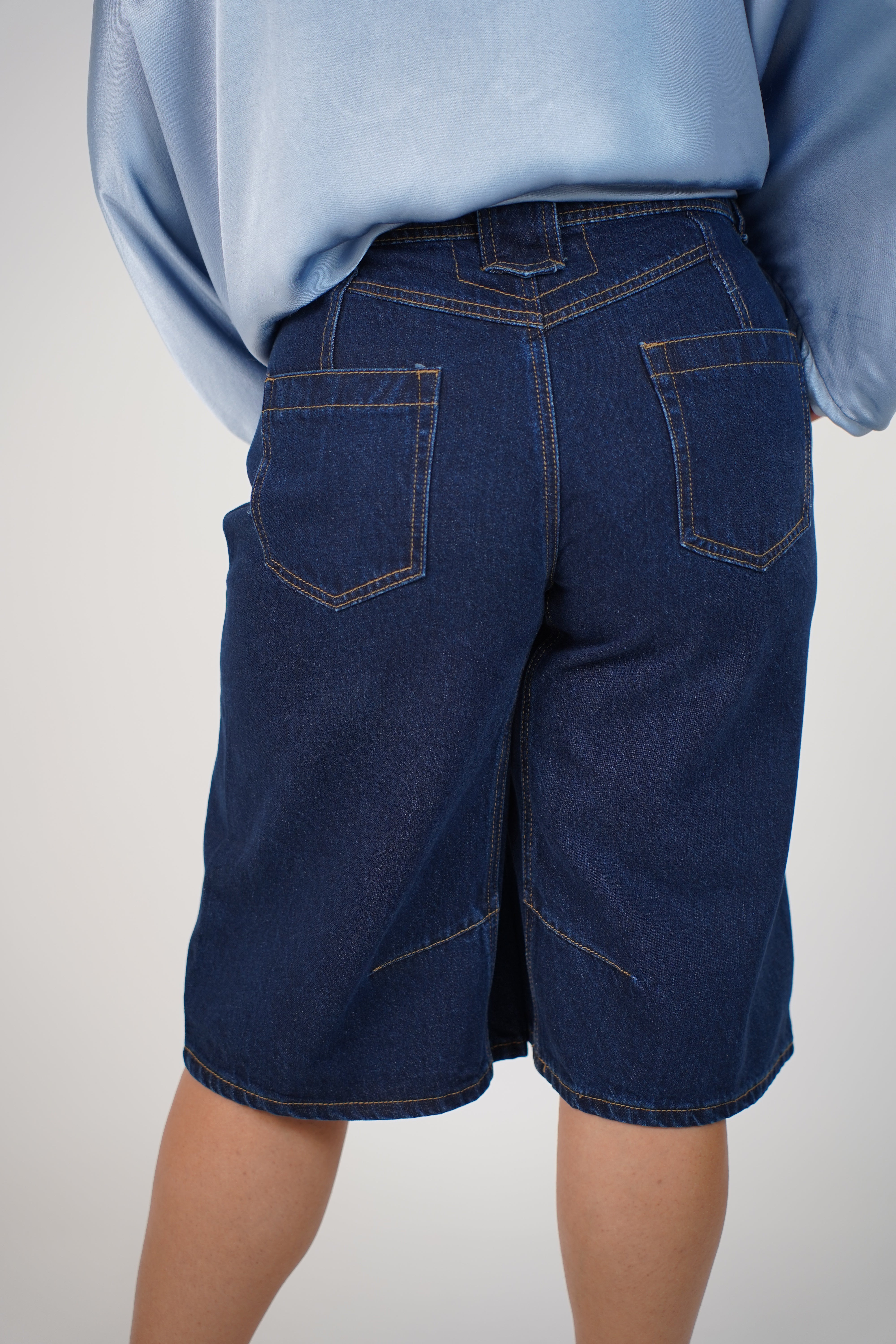 Velmount Denim Bermudas – Structured High-Rise Bermuda Shorts with Clean Finish
