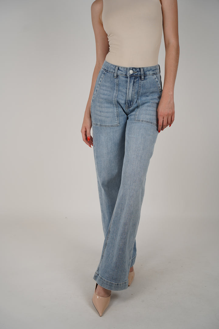 Carla Cargo Jeans – Light Wash High-Waist Denim with Utility Style