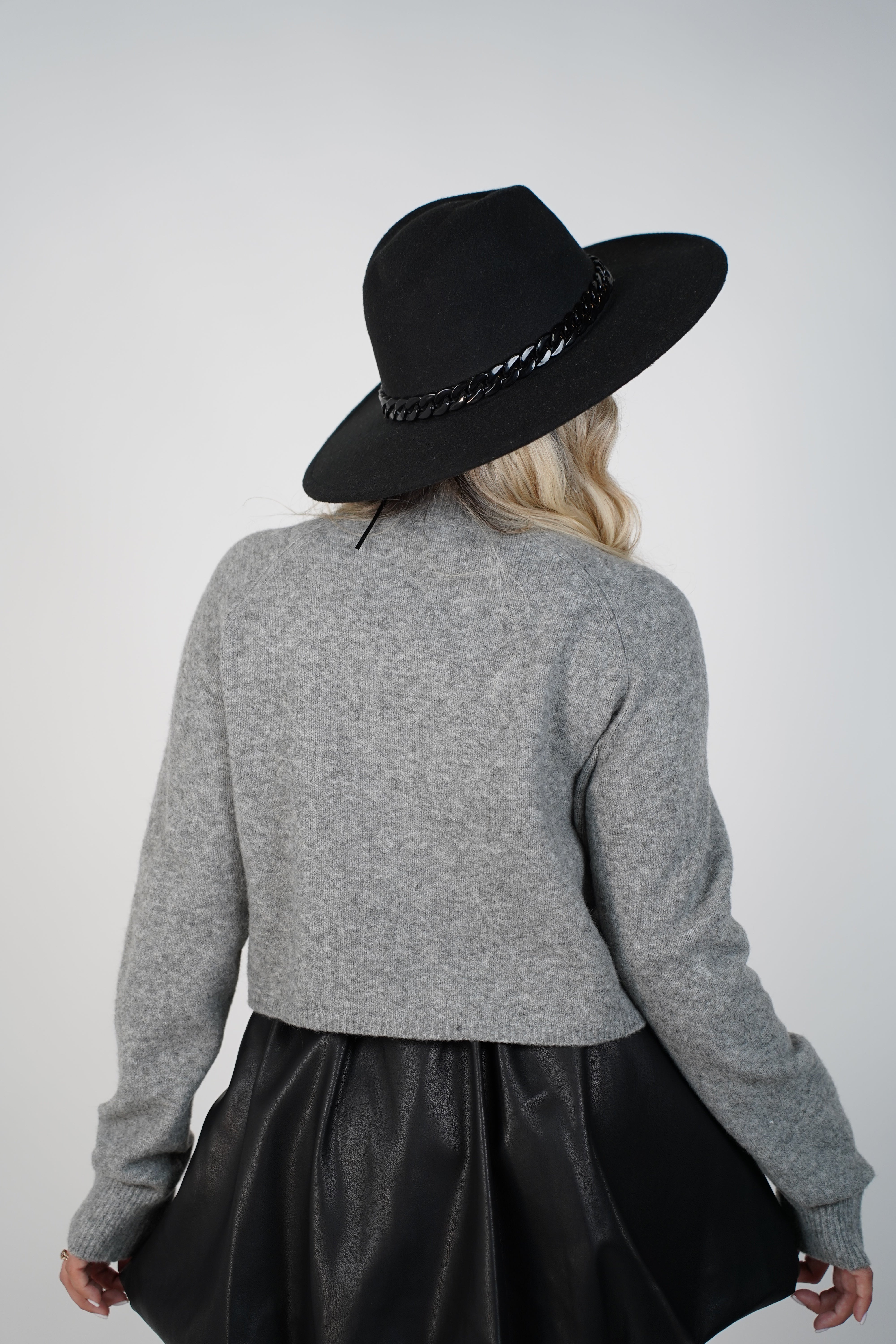 Koren Bear Sweater – Cozy Grey Knit with Teddy Graphic