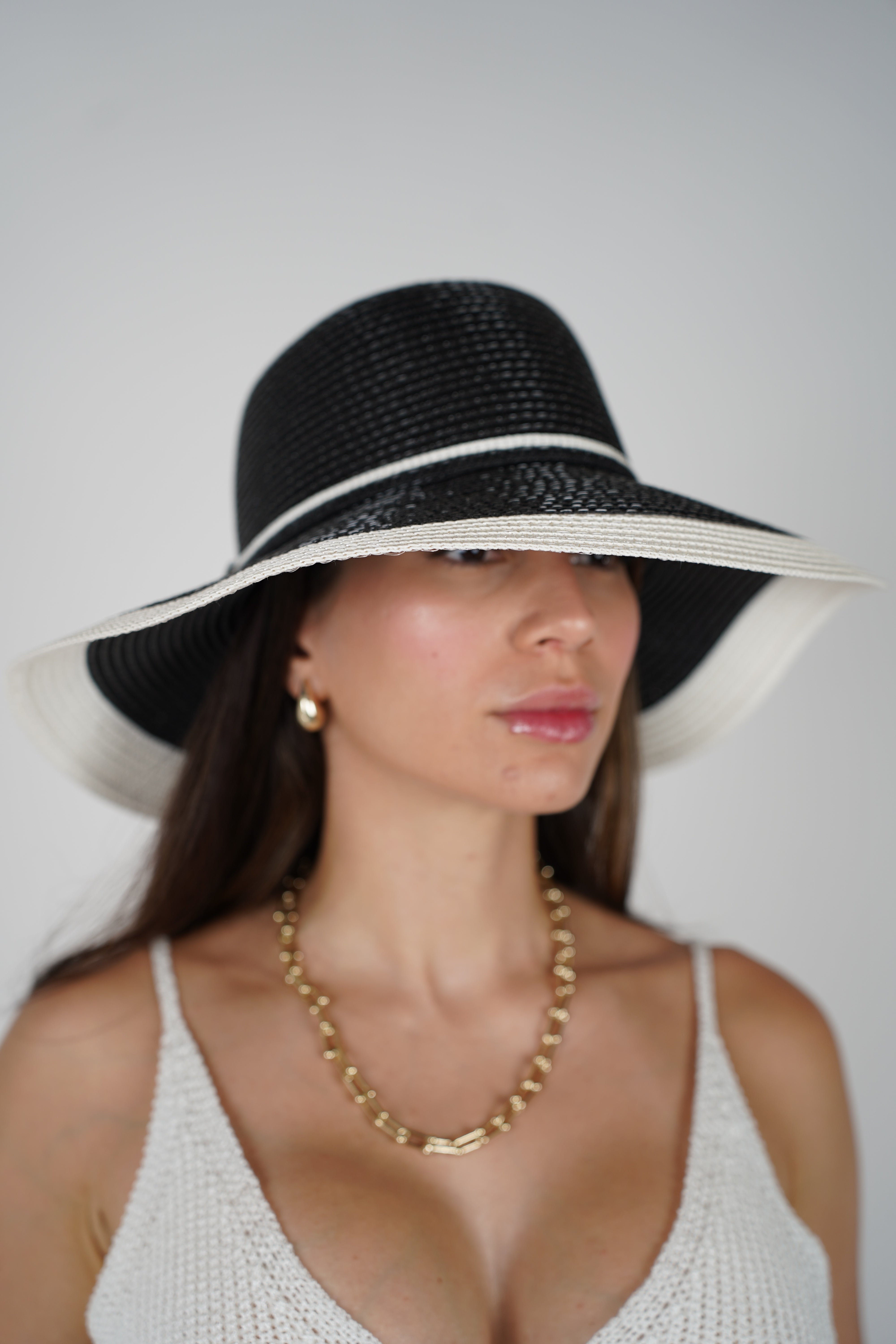 Yalira Beach Hat – Two-Tone Wide Brim Elegance
