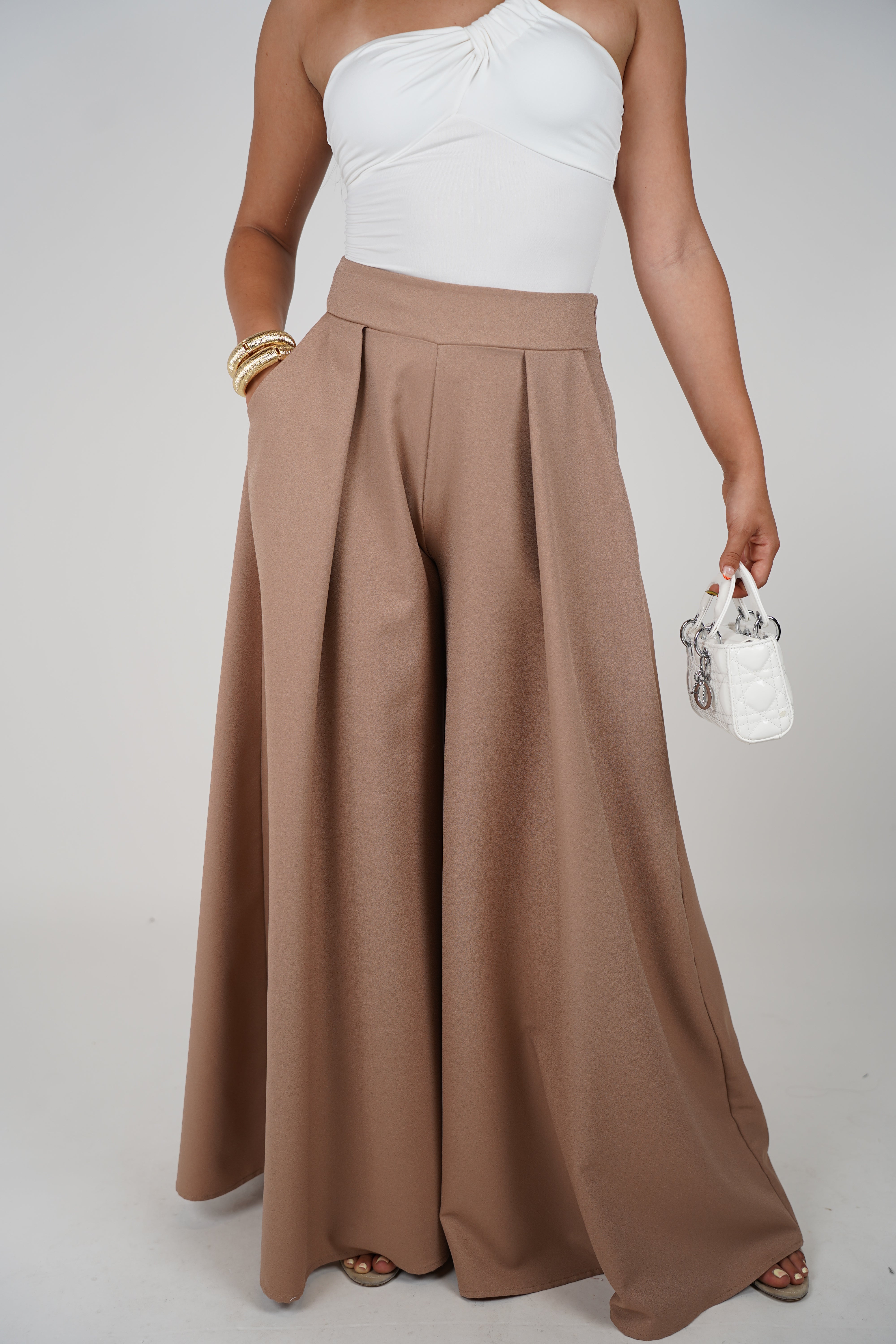 Berta Palazzo Pants – Bold Flow & Effortless Elegance
