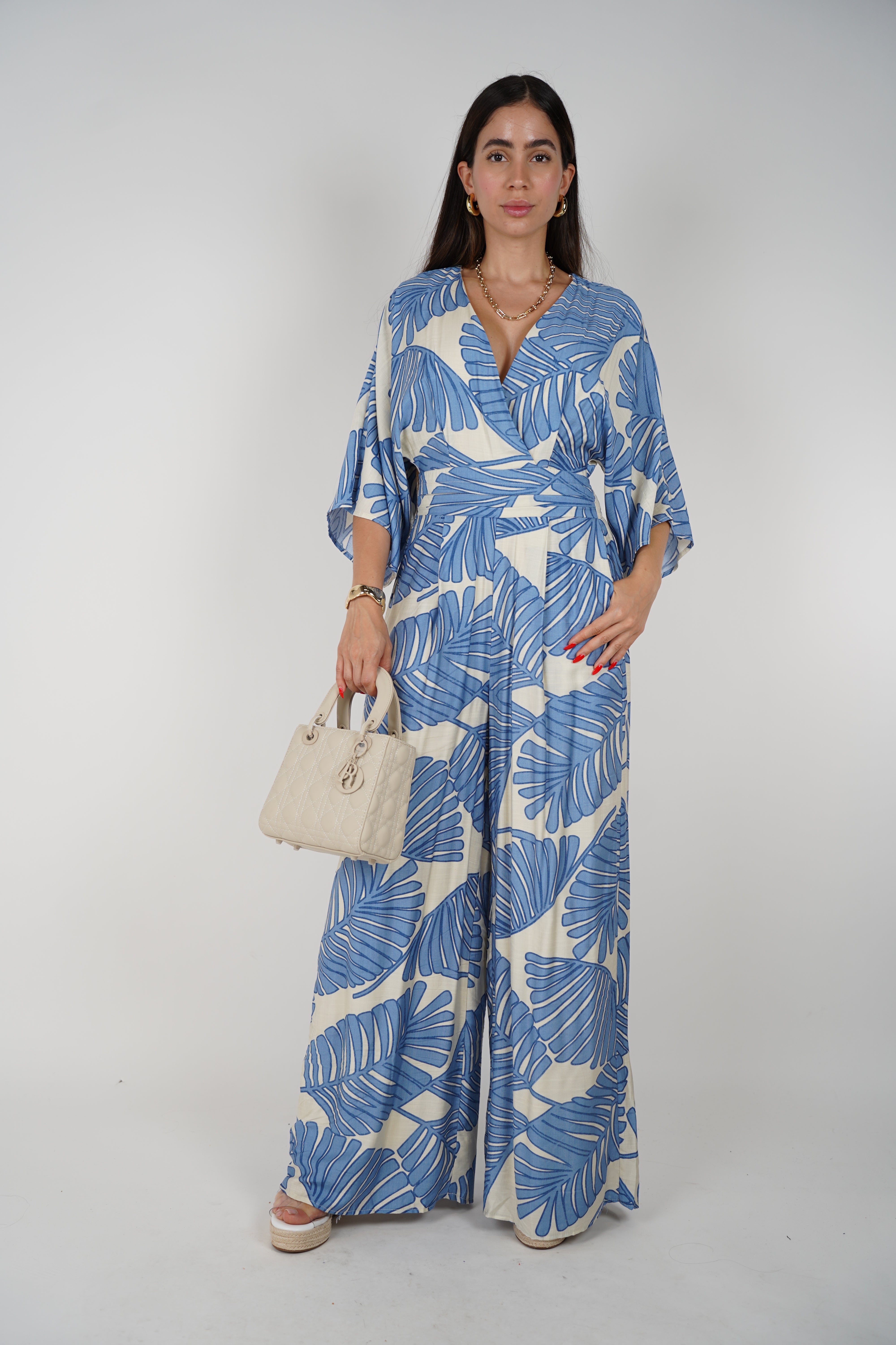 Mono ancho con estampado de hojas tropicales de Raquel: estilo cruzado, ligero y perfecto para el resort.