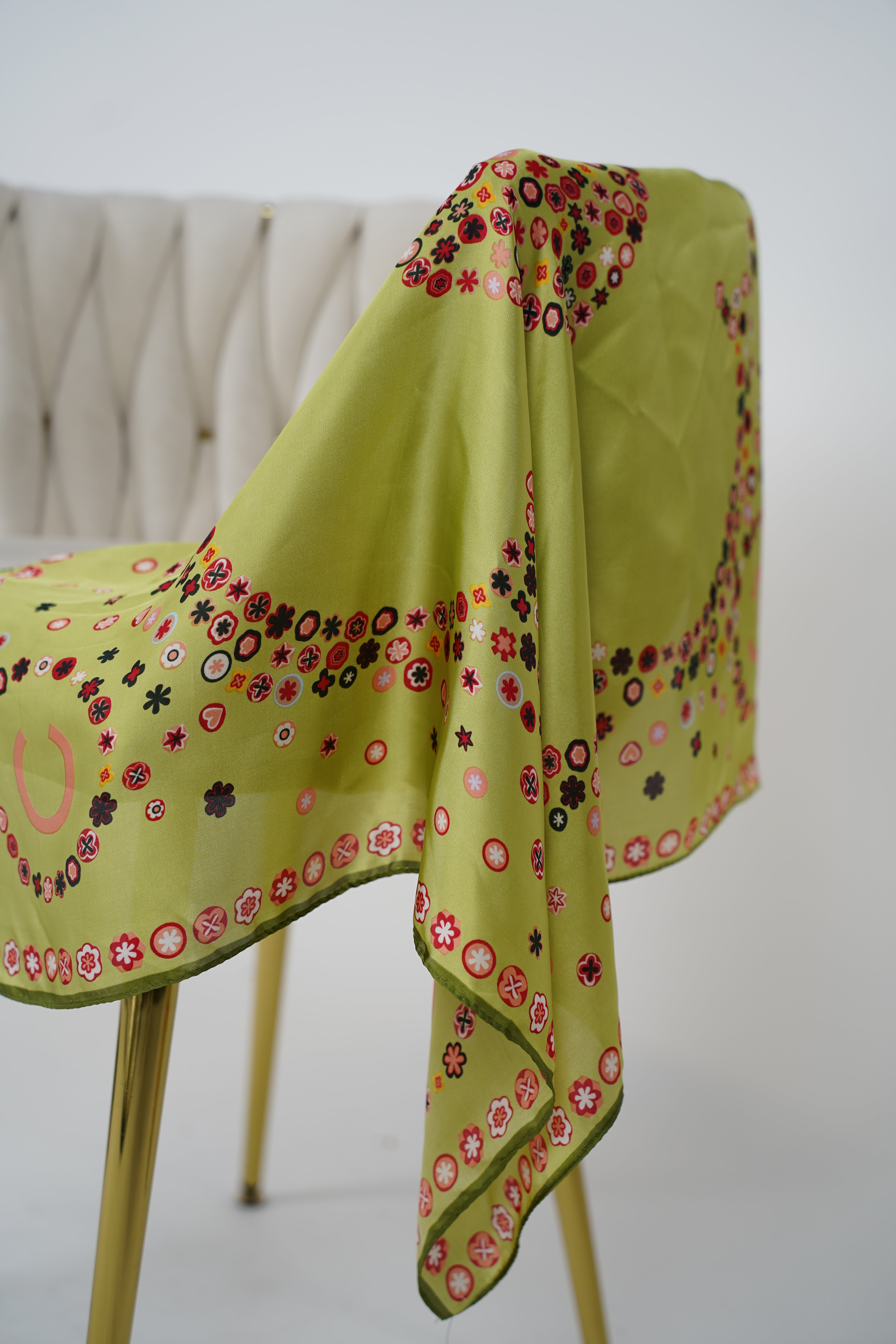 Versatile Patterned Scarf – Multi-Way Styling Accessory