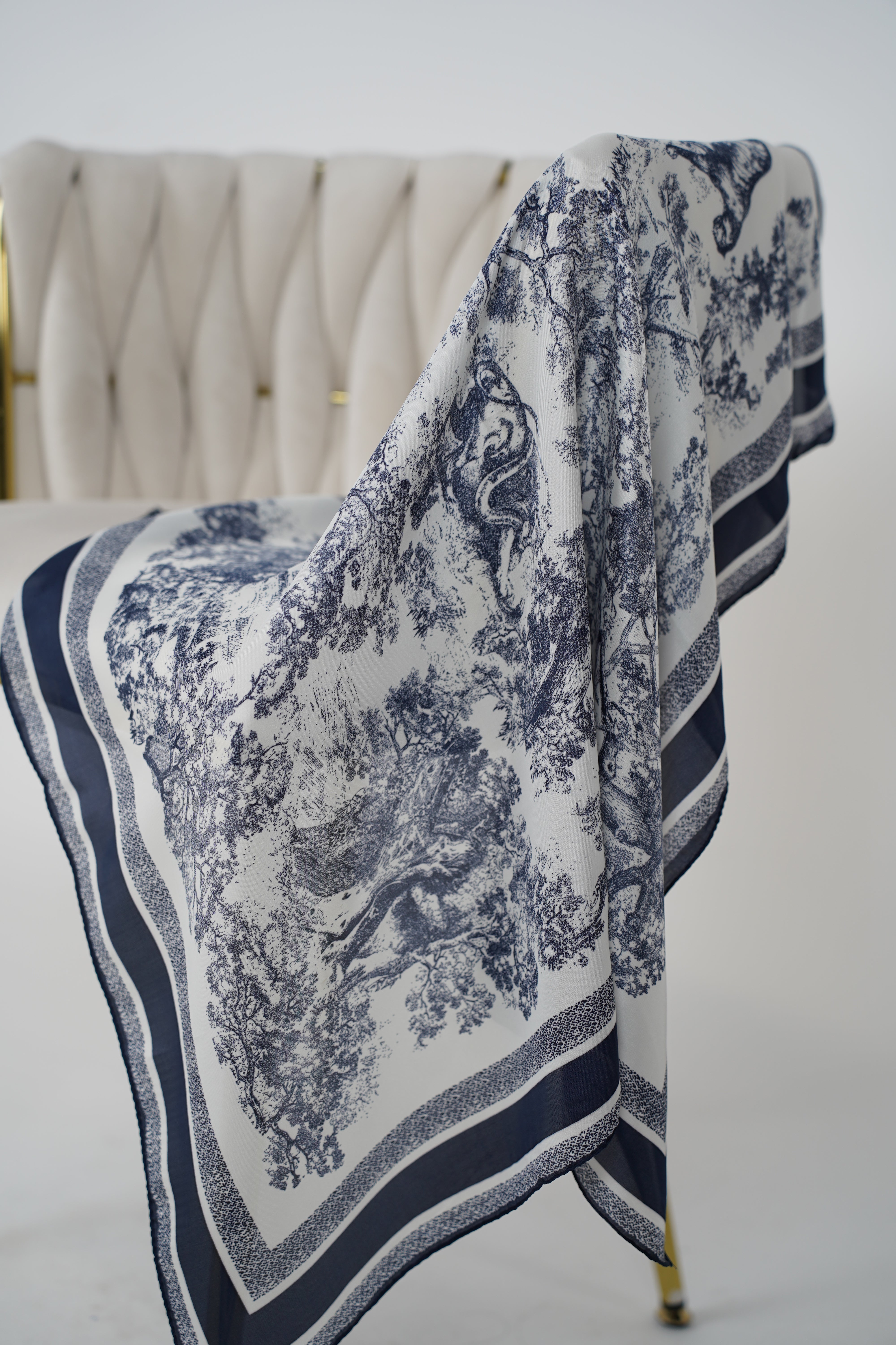 Versatile Patterned Scarf – Multi-Way Styling Accessory