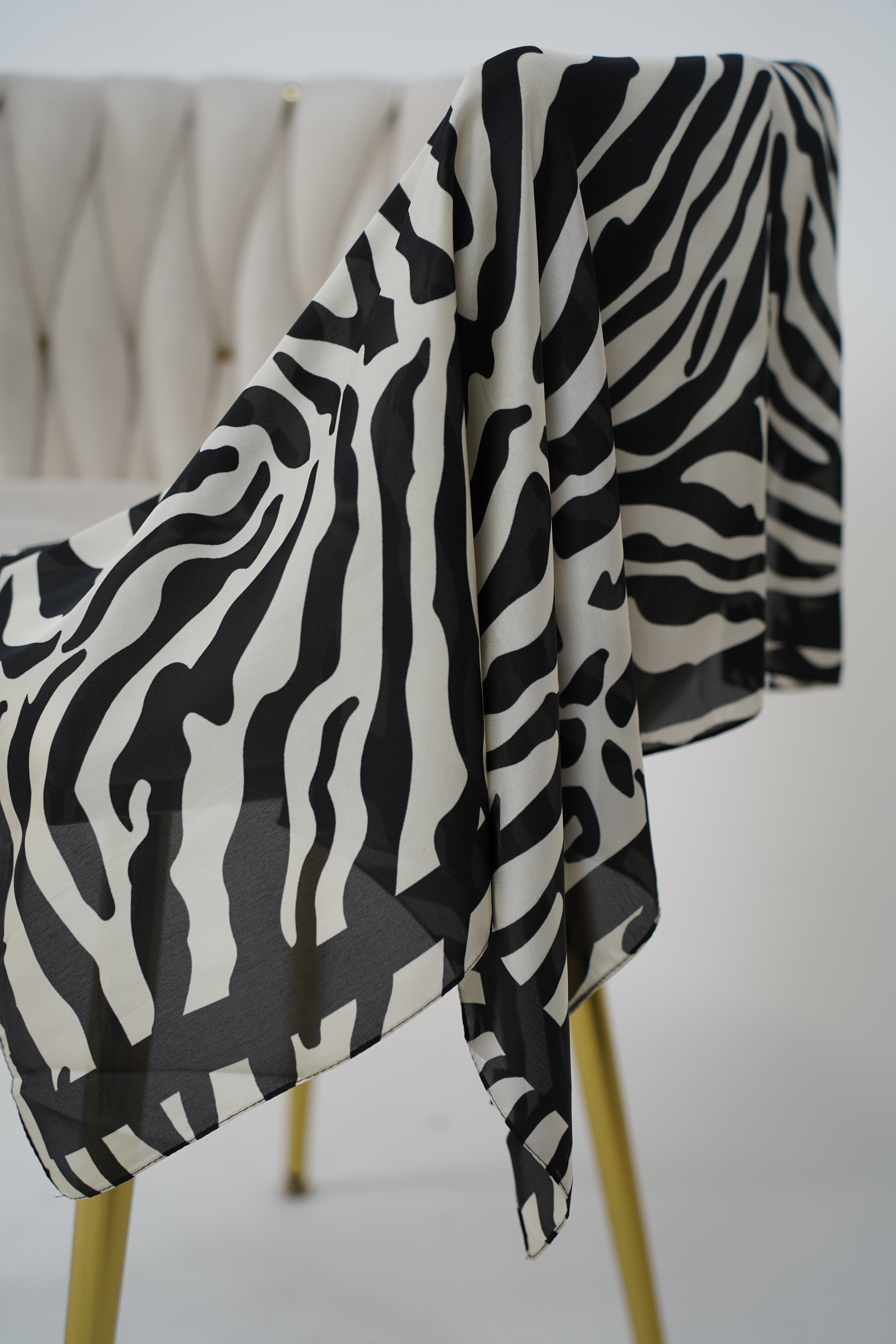 Versatile Patterned Scarf – Multi-Way Styling Accessory