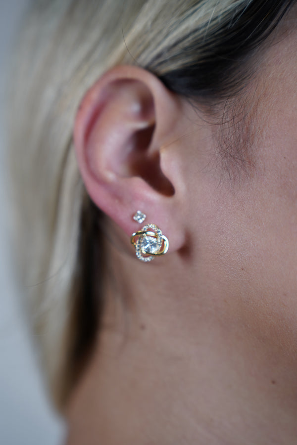 Trace Flower Earring – Dainty Sparkle with Floral Elegance