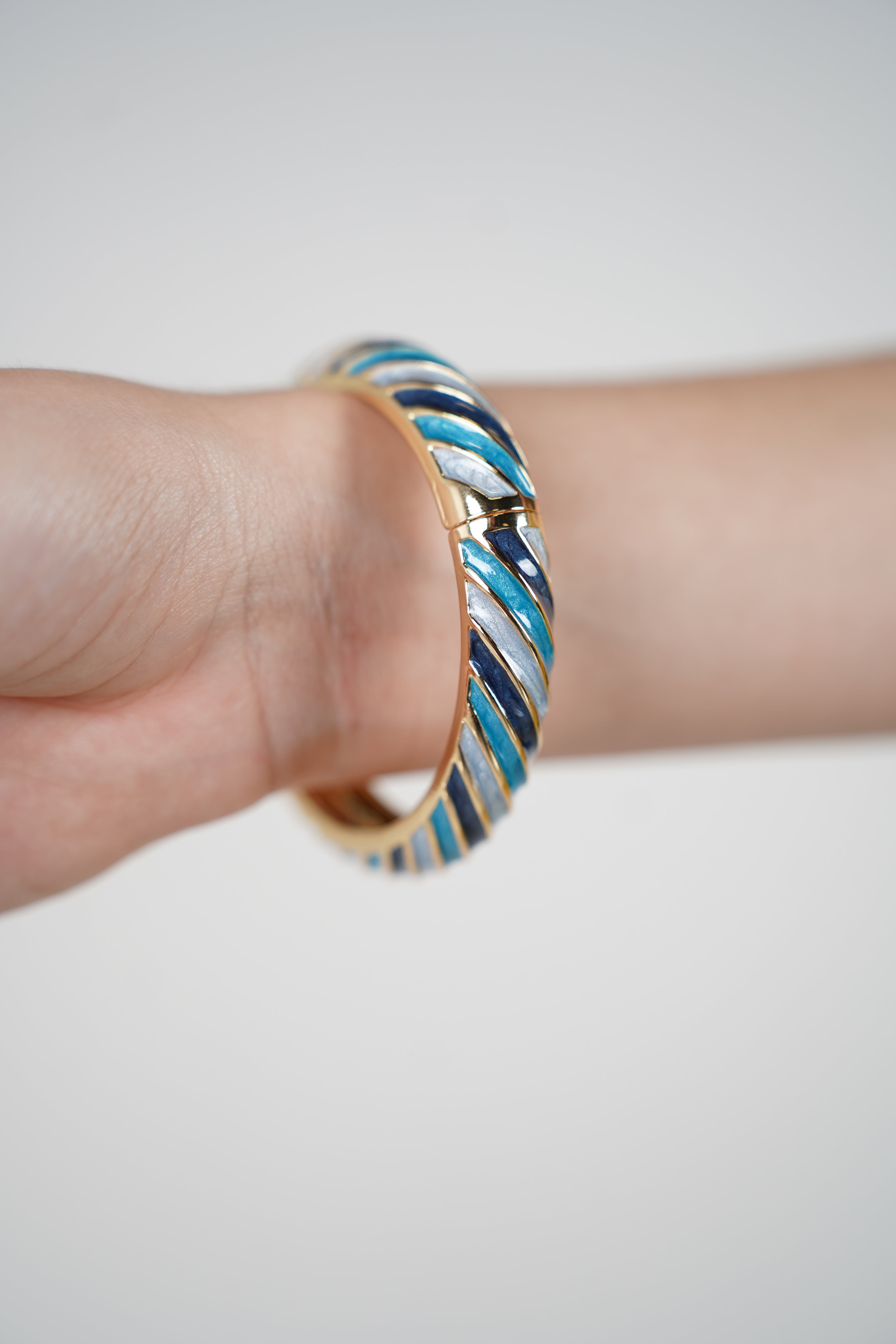 Kirel Striped Bracelet – Bold Color Pops with Golden Elegance
