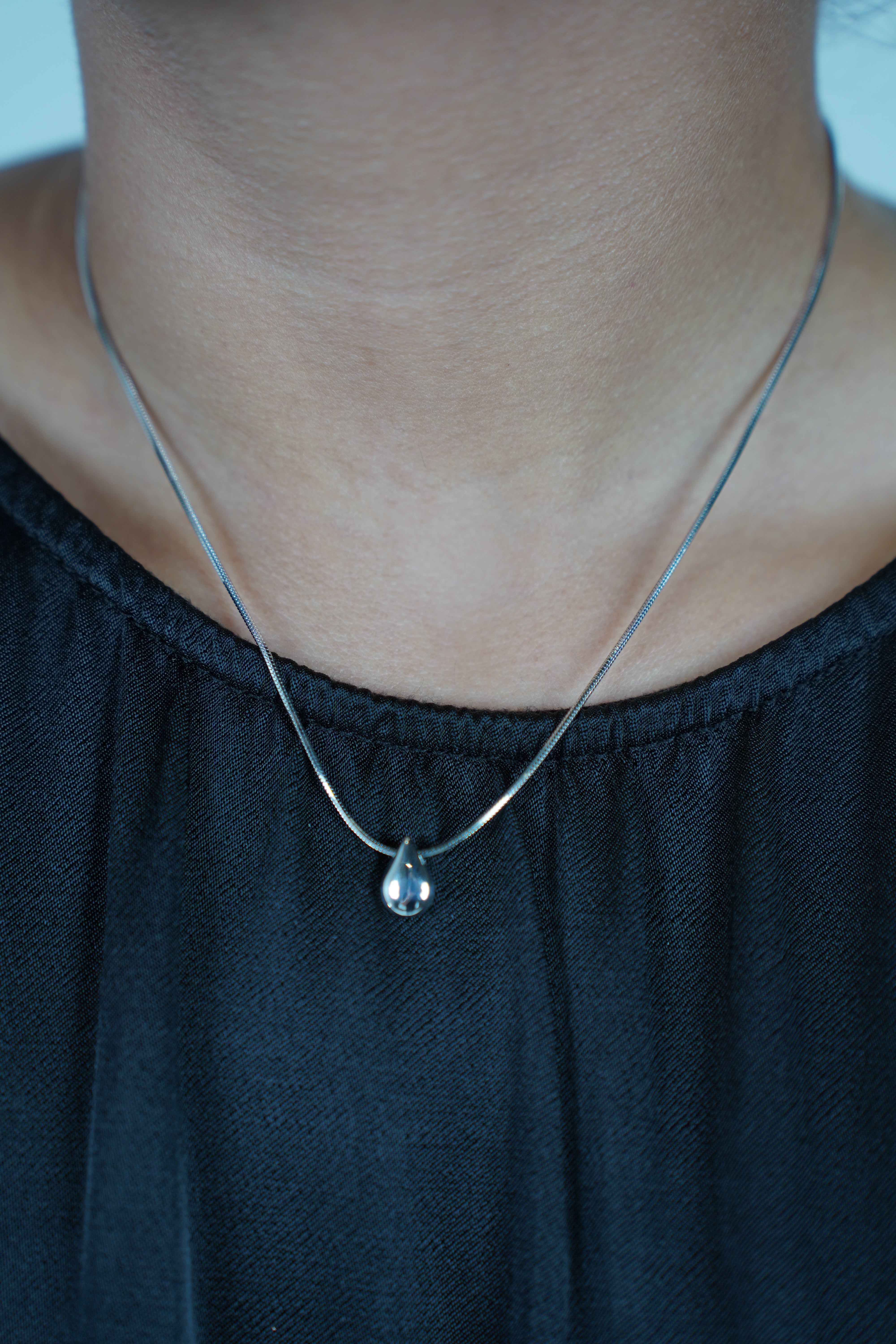 Syrel Thin Necklace – Sleek Minimalism with a Touch of Shine