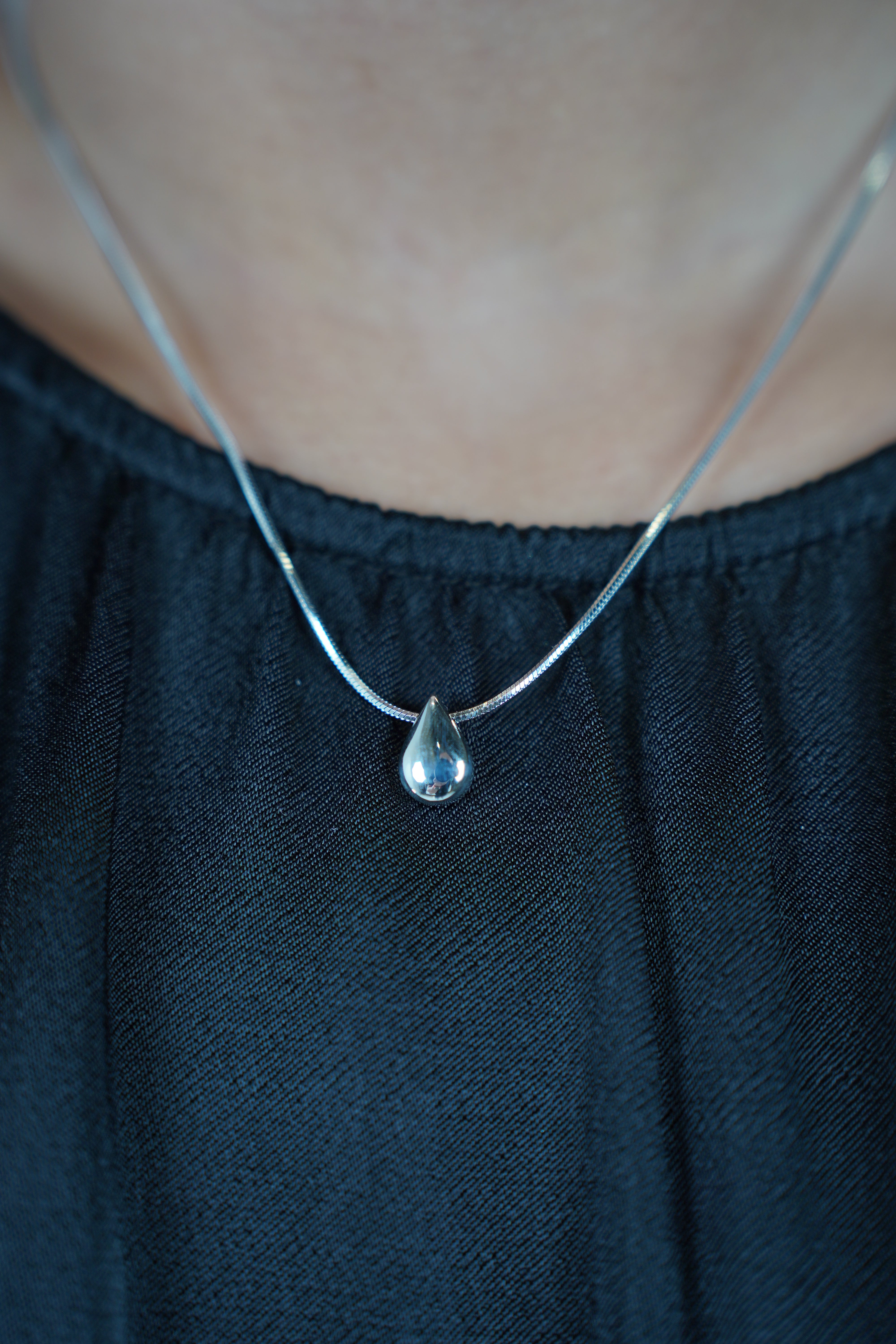 Syrel Thin Necklace – Sleek Minimalism with a Touch of Shine
