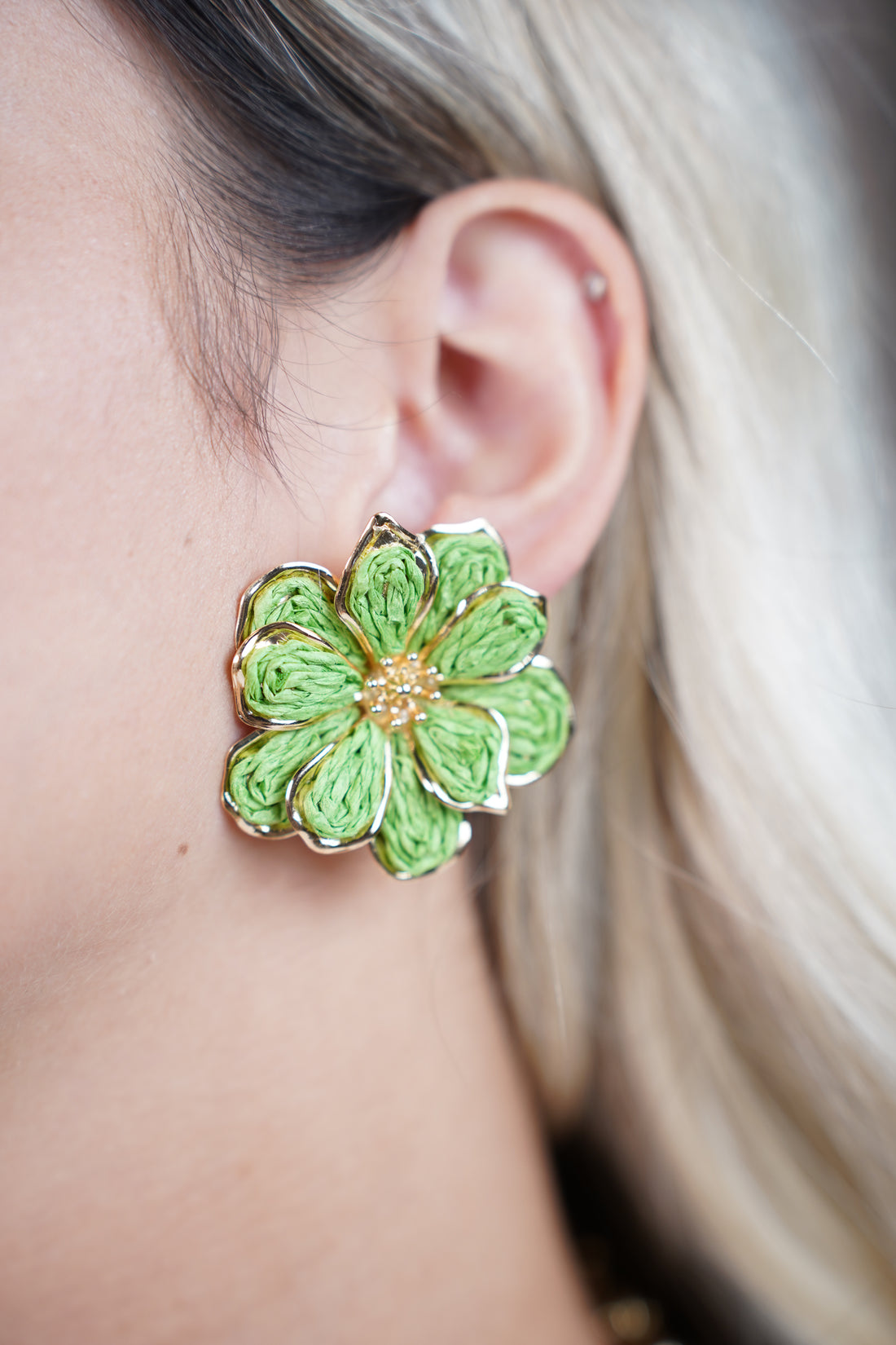 Pendientes de flores de crochet Tatiana: tachuelas florales naranjas con detalles dorados