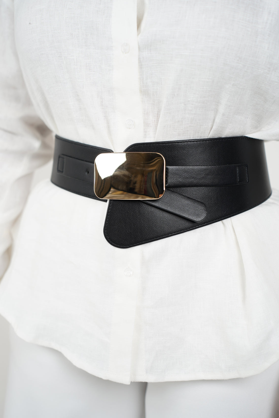Noria Wrap Leather Belt – Sleek, Structured, and Effortlessly Bold