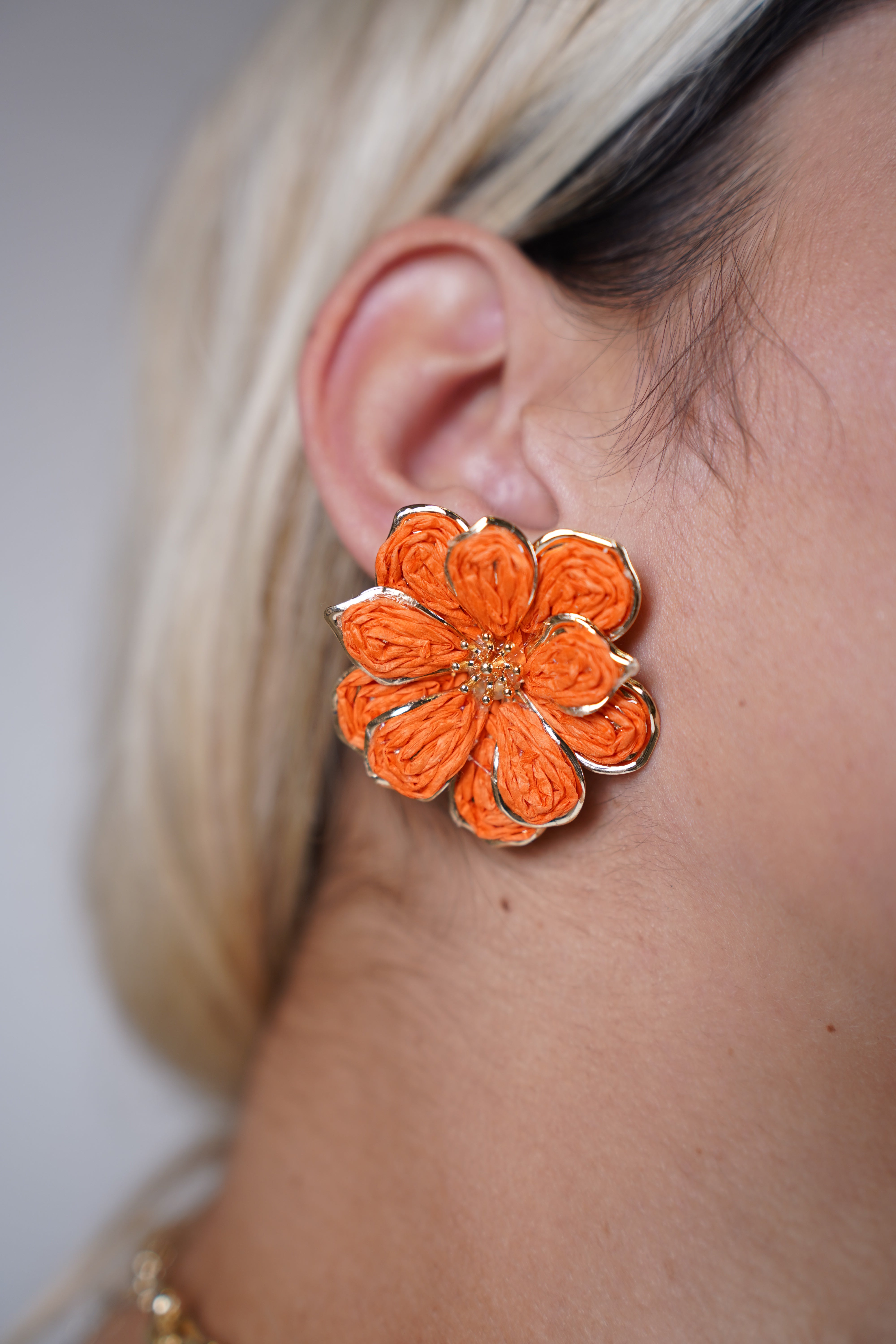 Pendientes de flores de crochet Tatiana: tachuelas florales naranjas con detalles dorados