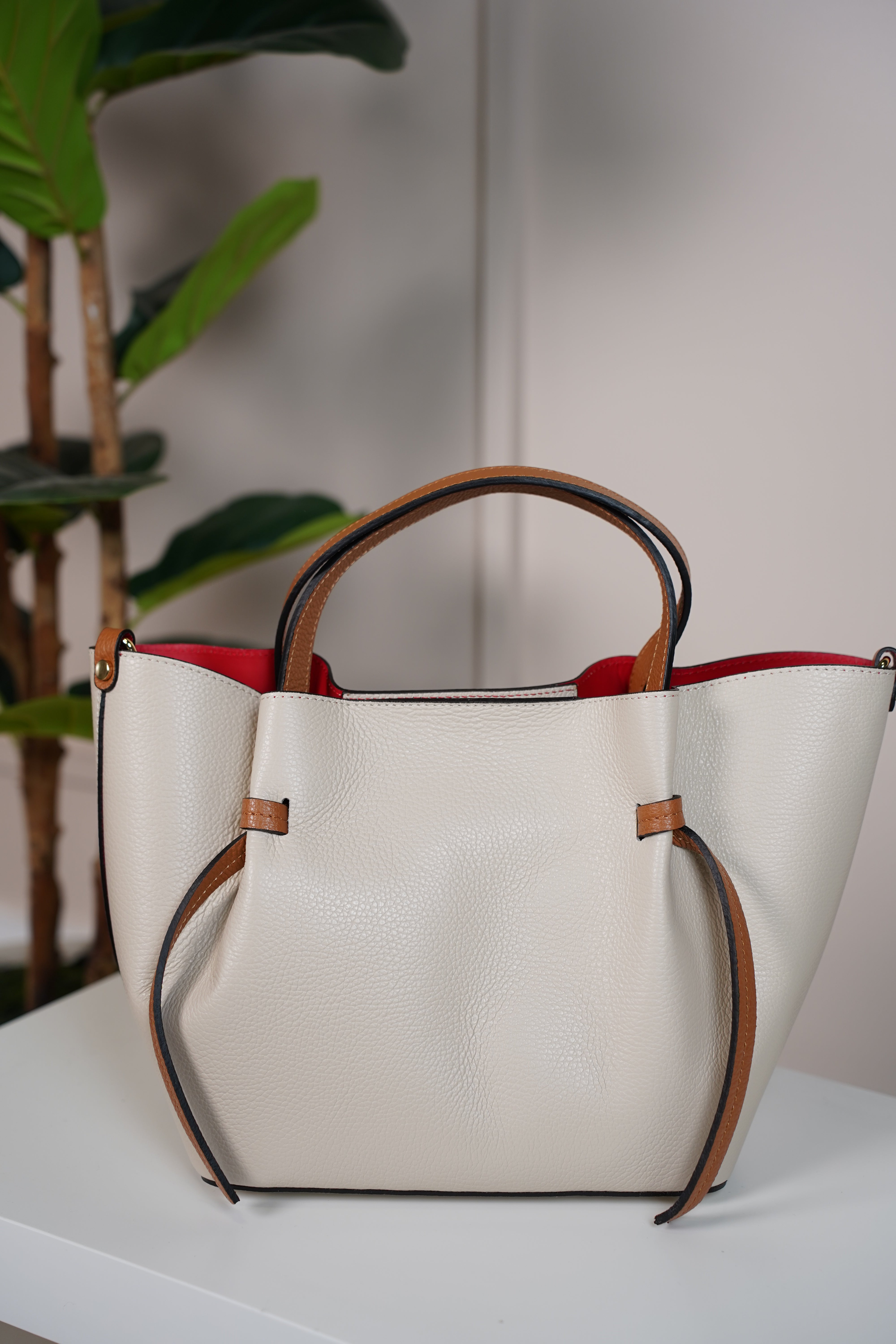 Eira Tote Bag – Timeless Carryall with a Pop of Color