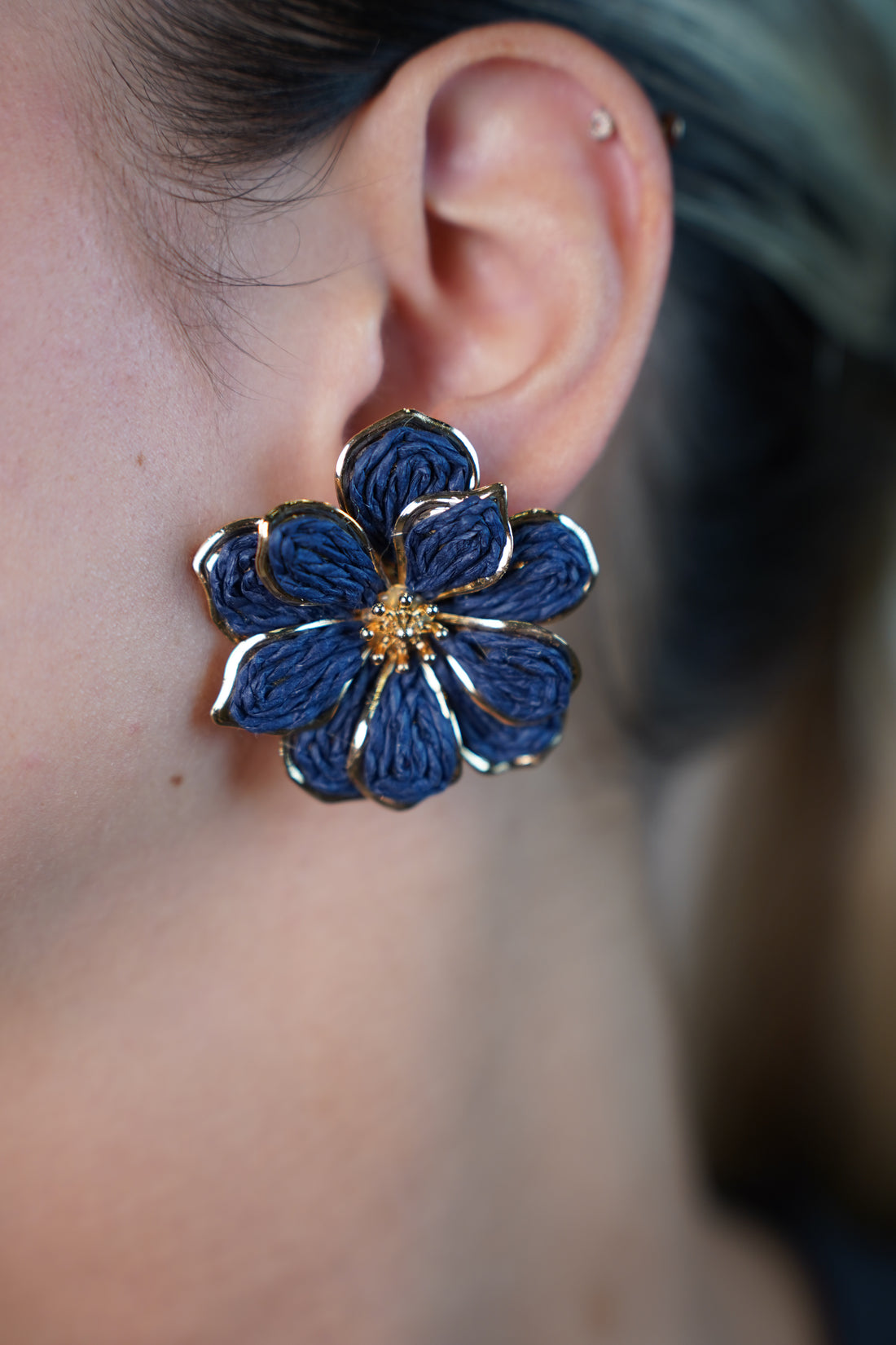 Pendientes de flores de crochet Tatiana: tachuelas florales naranjas con detalles dorados