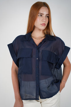 Blusa transparente ligera negra Talira con botones y bolsillos