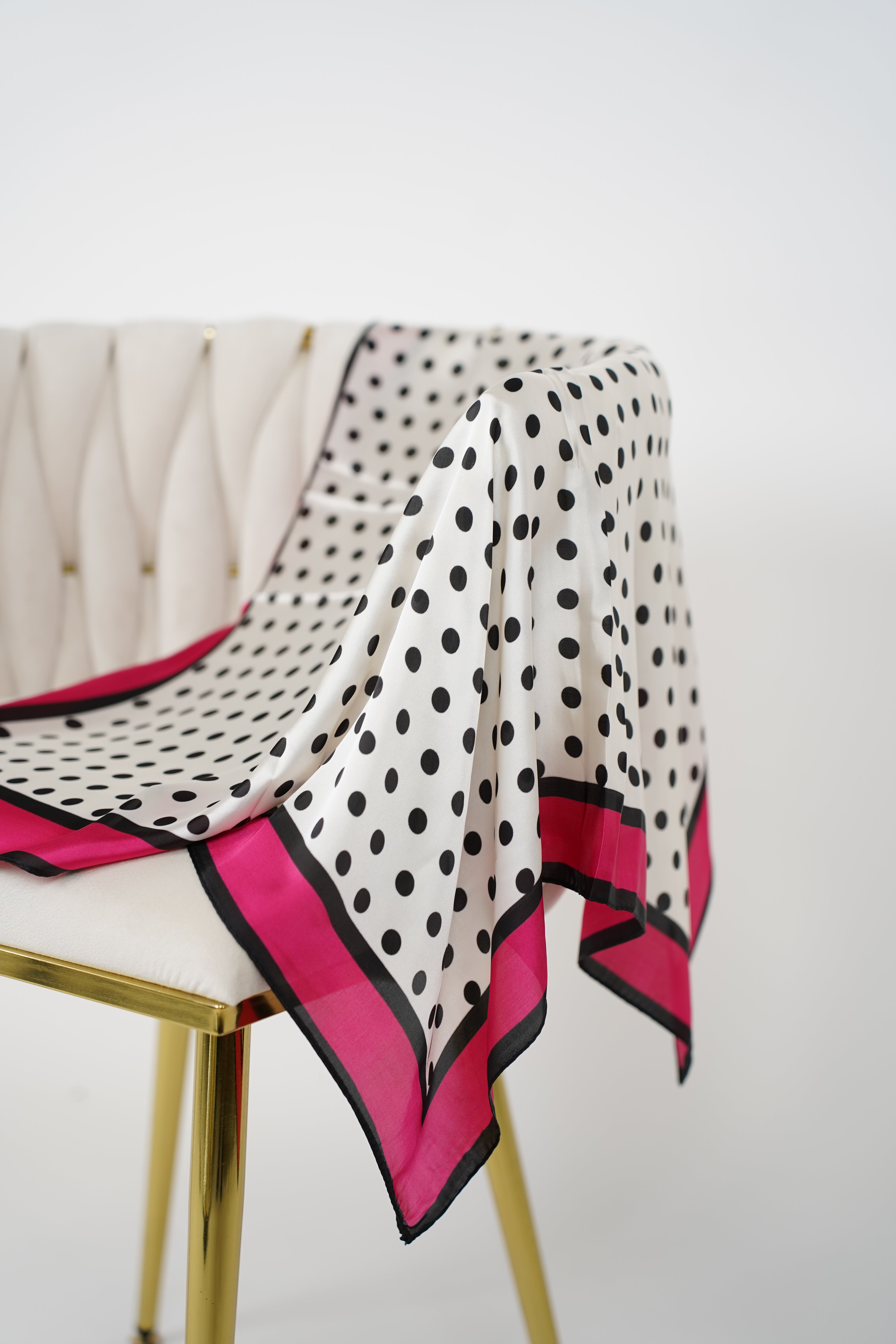 Versatile Patterned Scarf – Multi-Way Styling Accessory