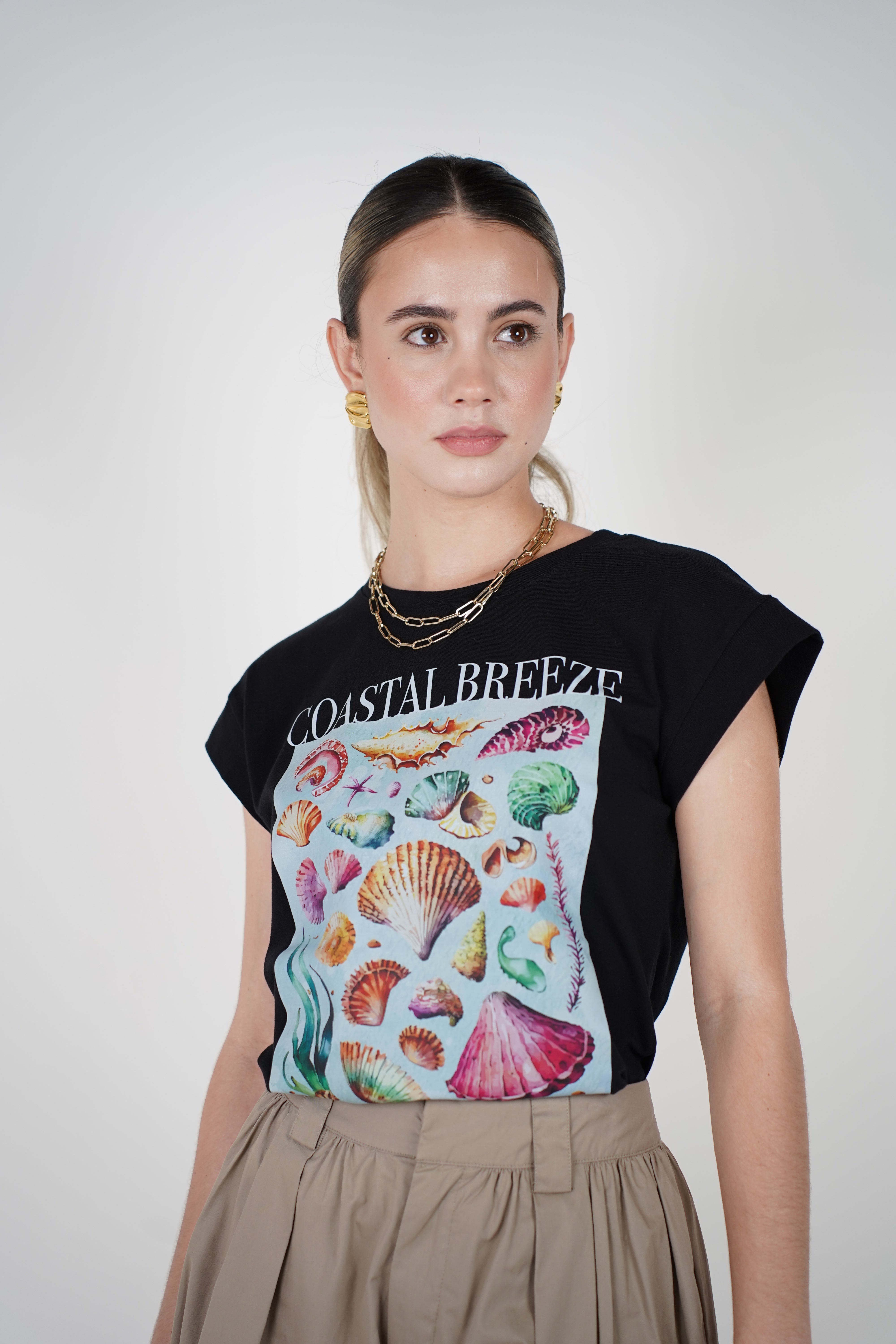 Rovi Ocean Graphic Tee – Vibrant Coastal Print on Soft Black Cotton