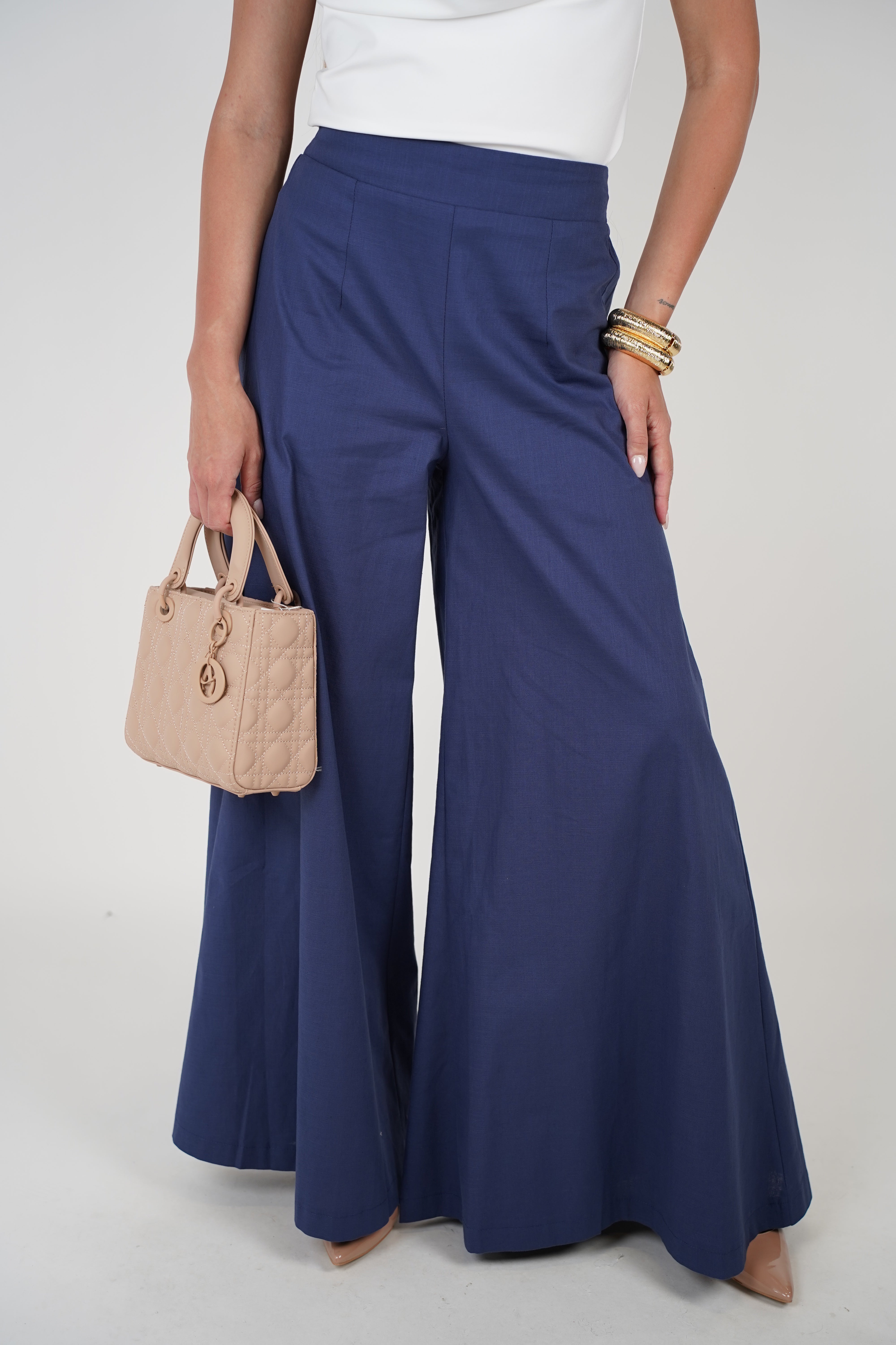 Jina Flowy Pants – Crisp Wide-Leg Statement