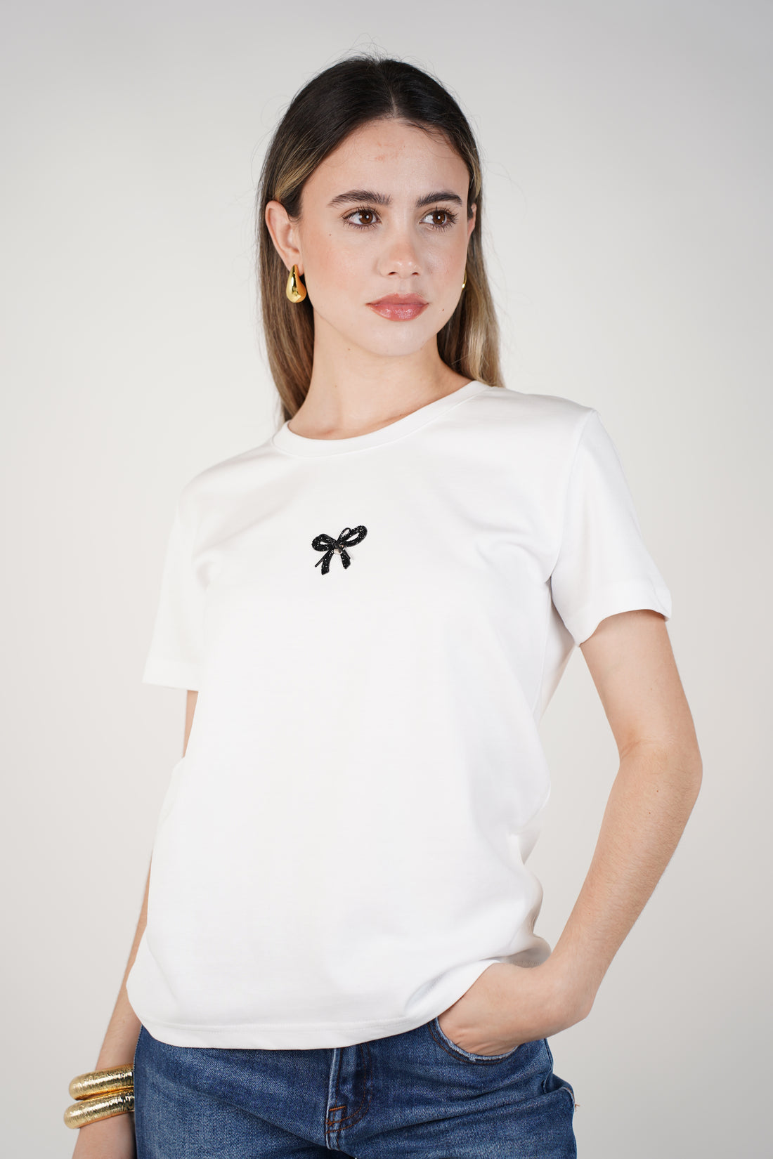 Alira Bow T-Shirt – Minimal Elegance with a Feminine Touch