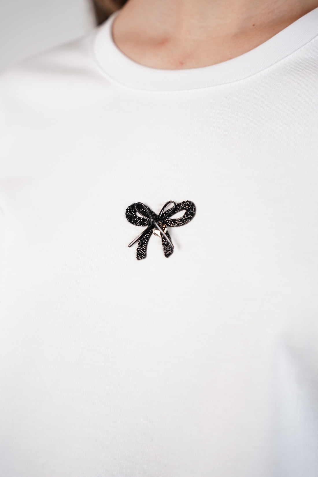 Alira Bow T-Shirt – Minimal Elegance with a Feminine Touch