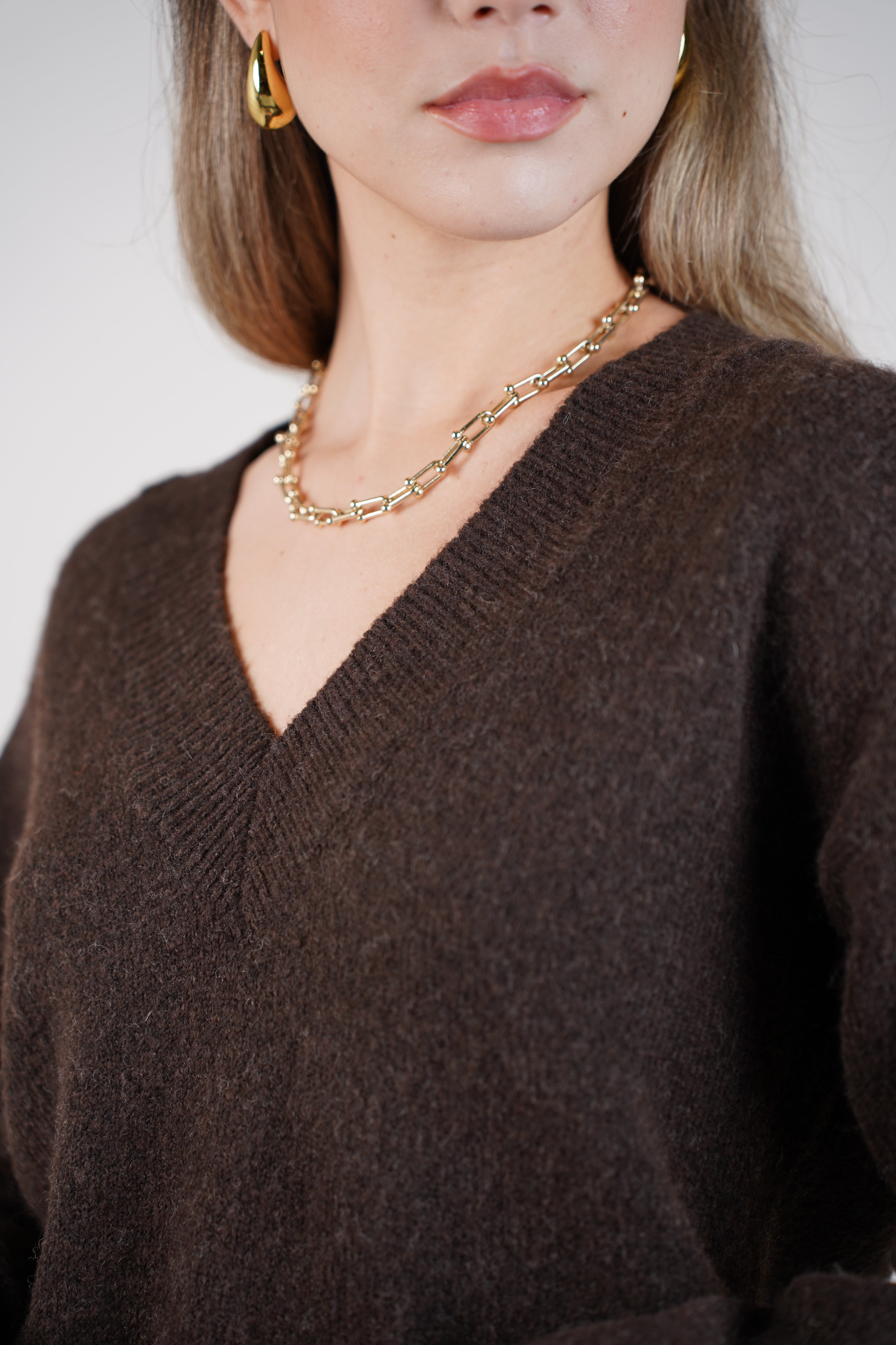 Qyra Lace Sweater – Effortless Warmth with a Romantic Touch