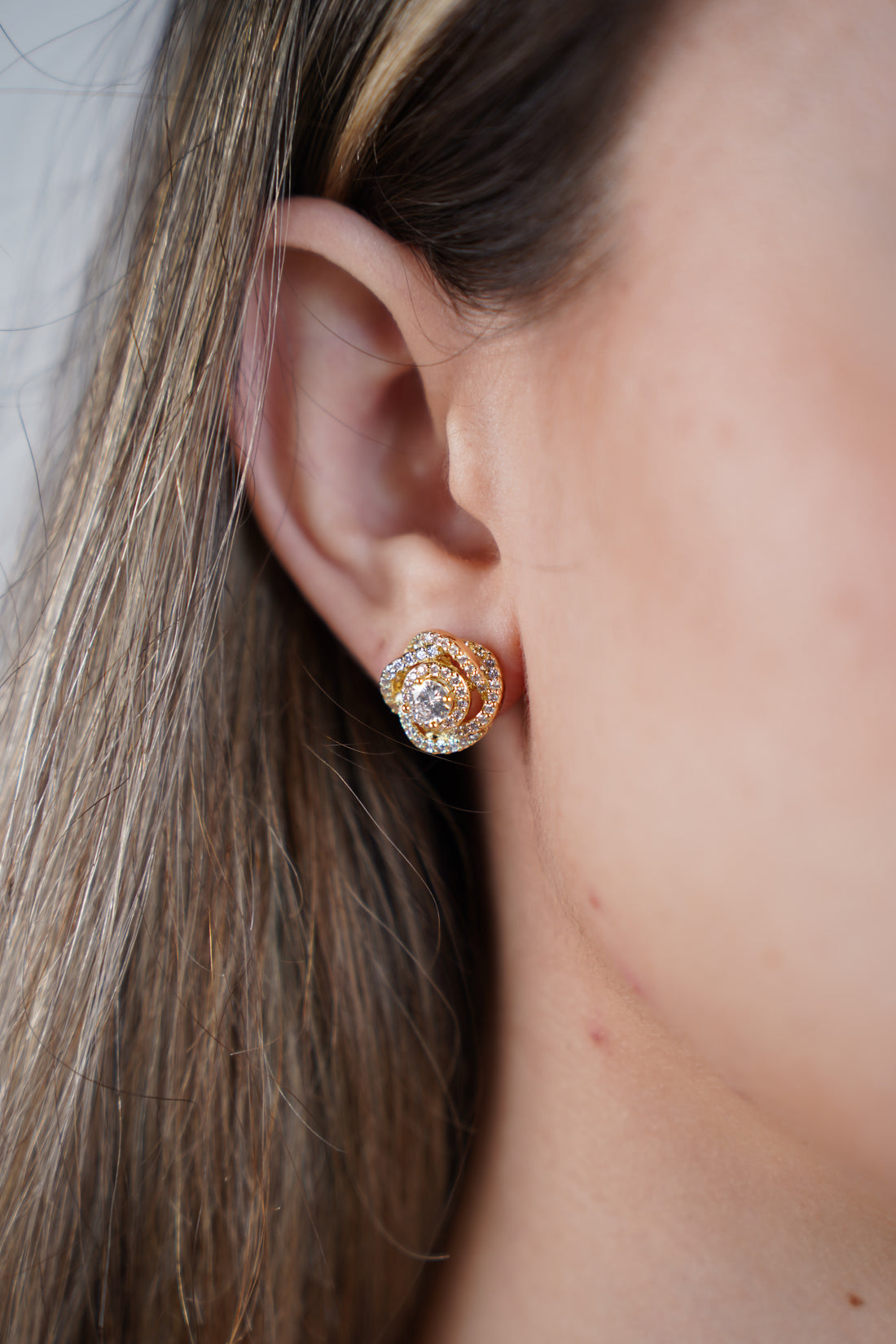 Sorevi Flower Stud Earrings – Timeless Bloom of Sparkle