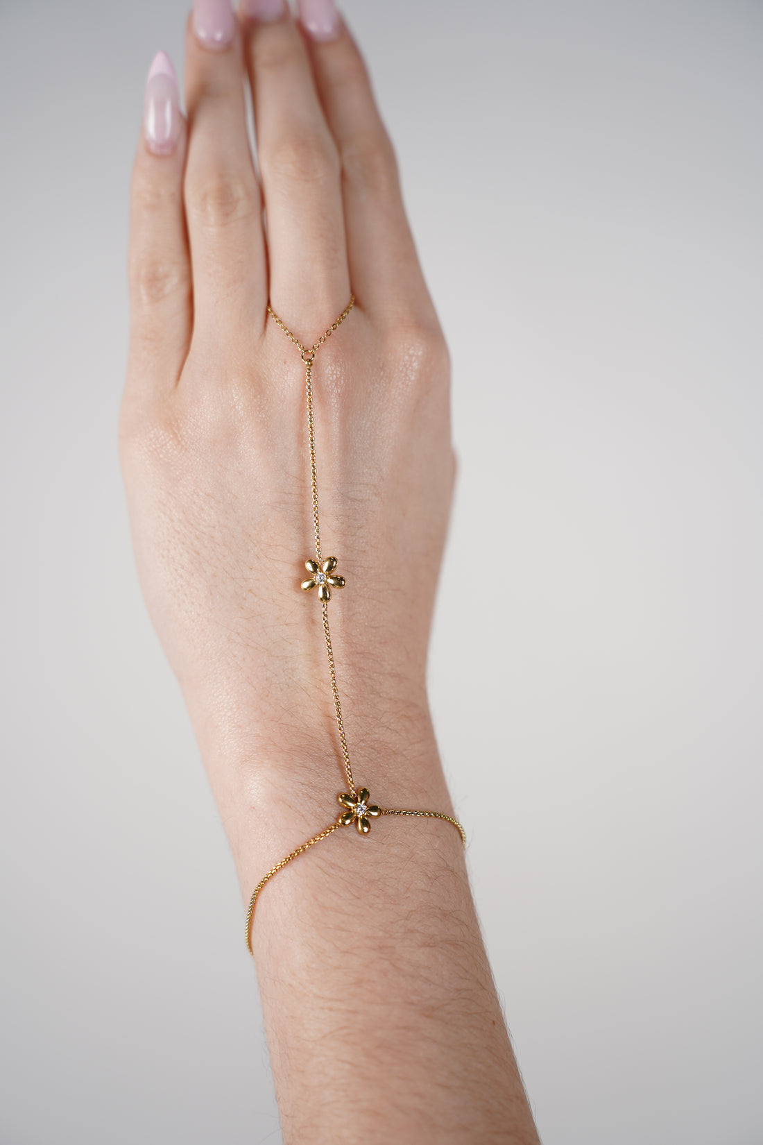 Lionel Flower Hand Chain – Feminine Charm Meets Delicate Detail