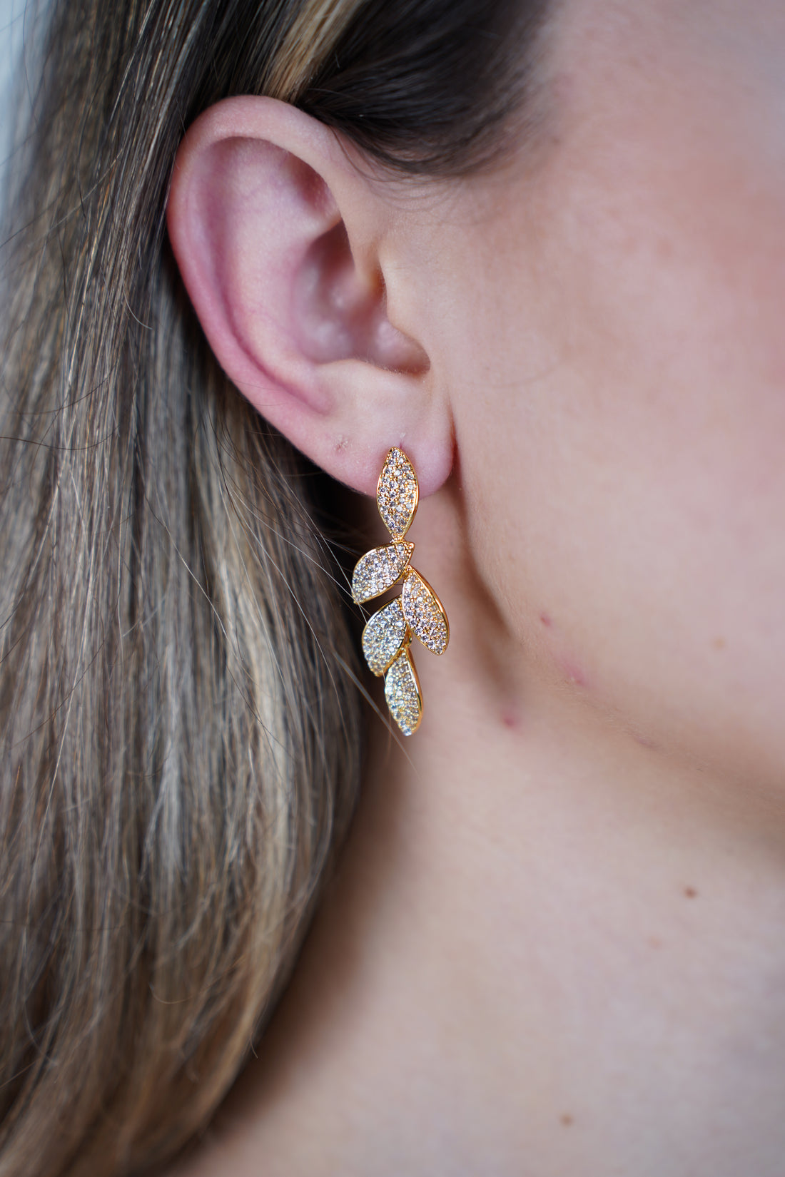 Isris Leafs Earrings – Elegant Nature-Inspired Sparkle