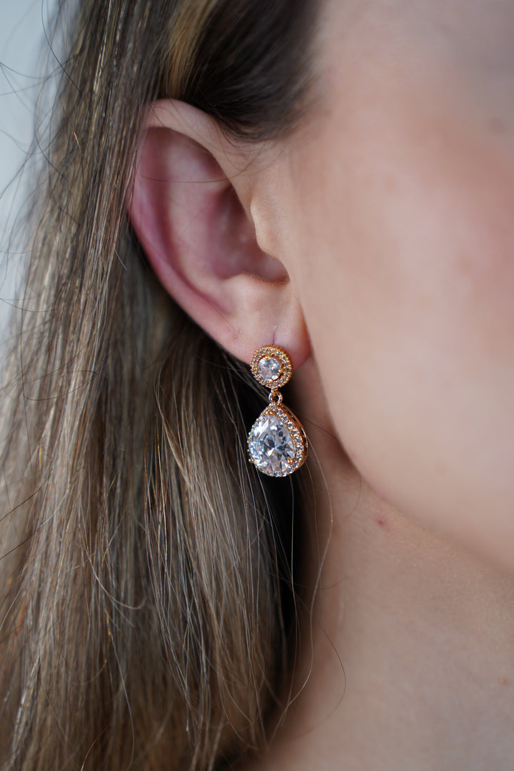 Avenil Tear Dangle Earrings – Elegant Sparkle in Every Drop