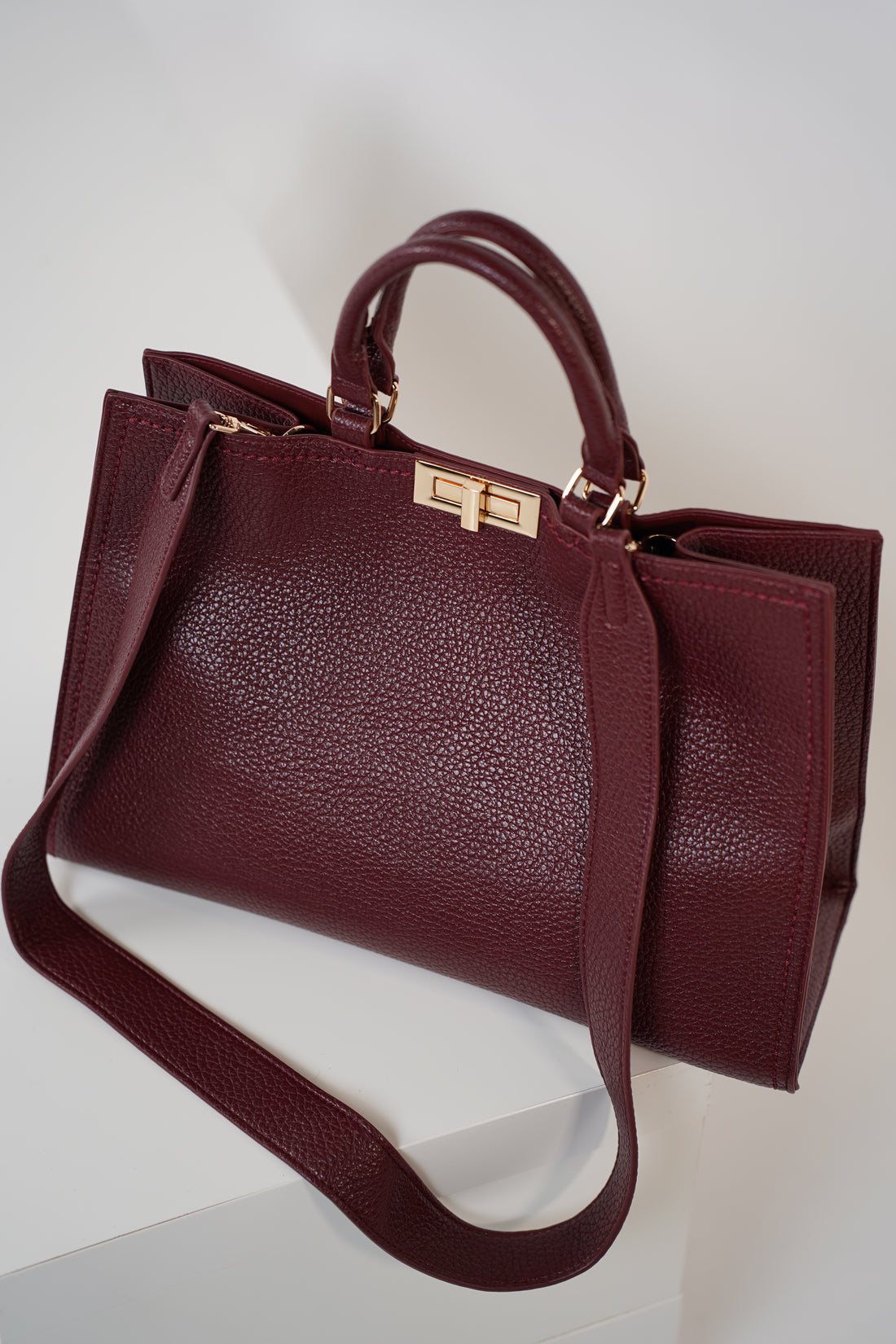 Vanyae Tote Bag – Classic Elegance in Every Detail